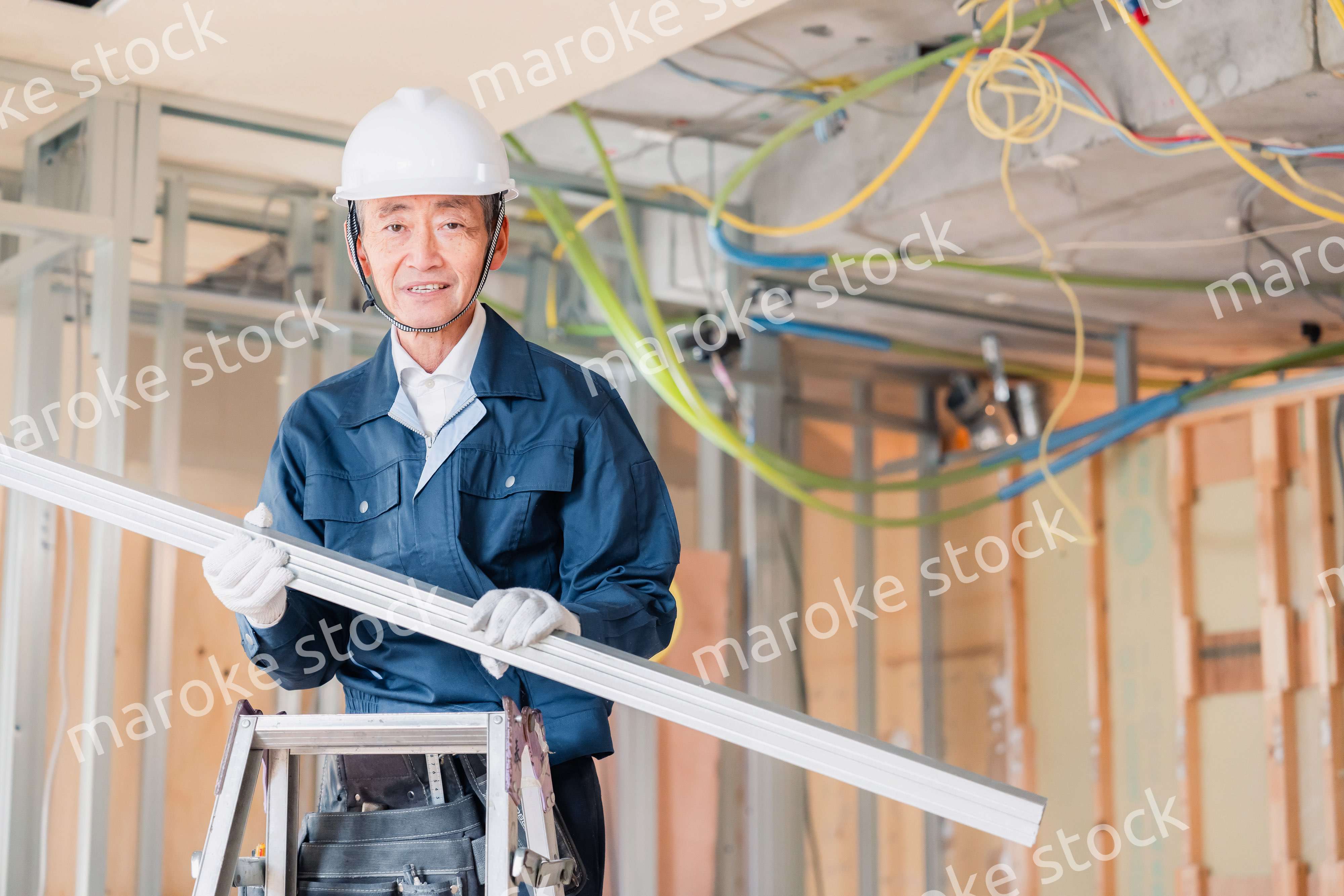 建設現場で資材を運搬する大工さん