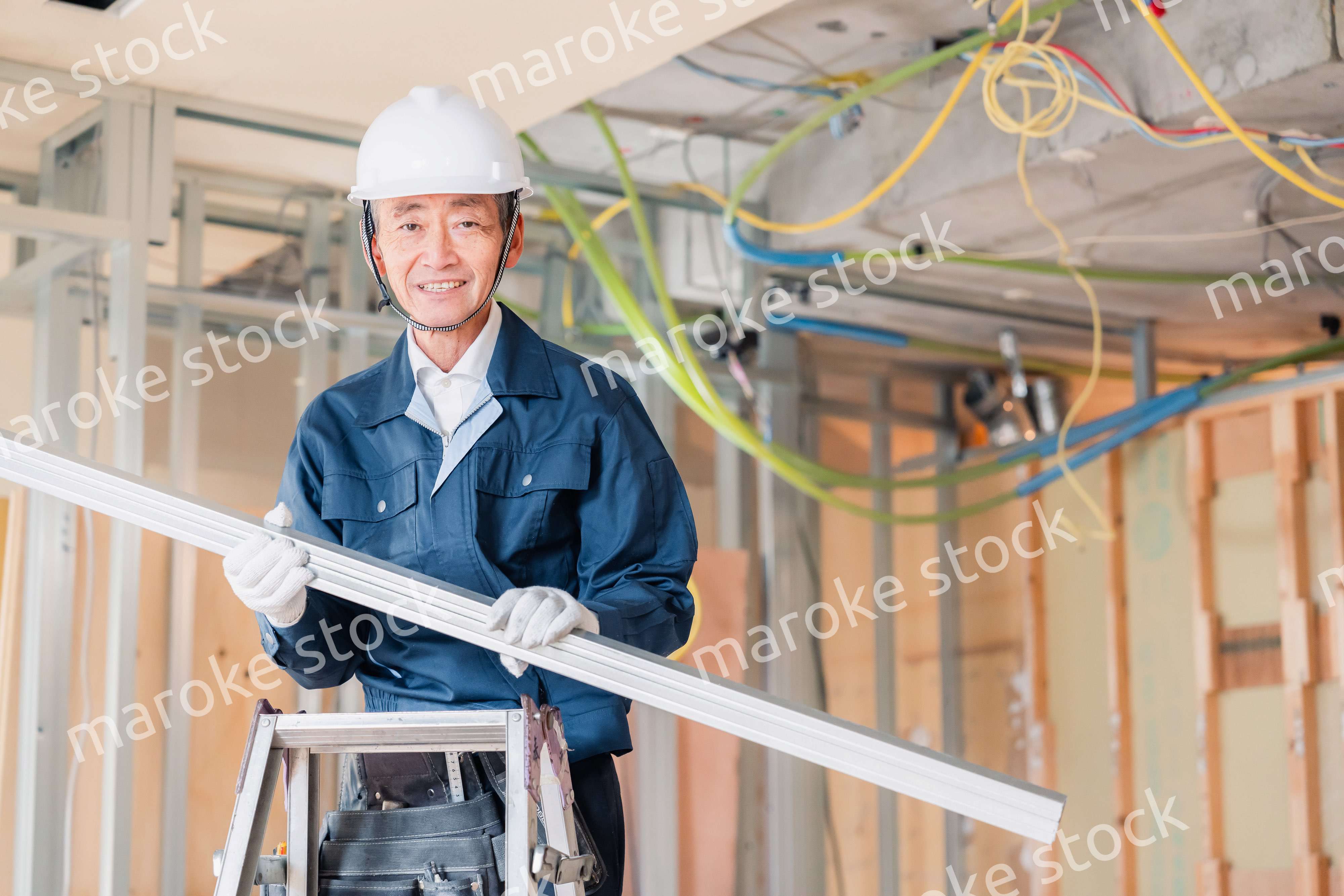 建設現場で資材を運搬する大工さん