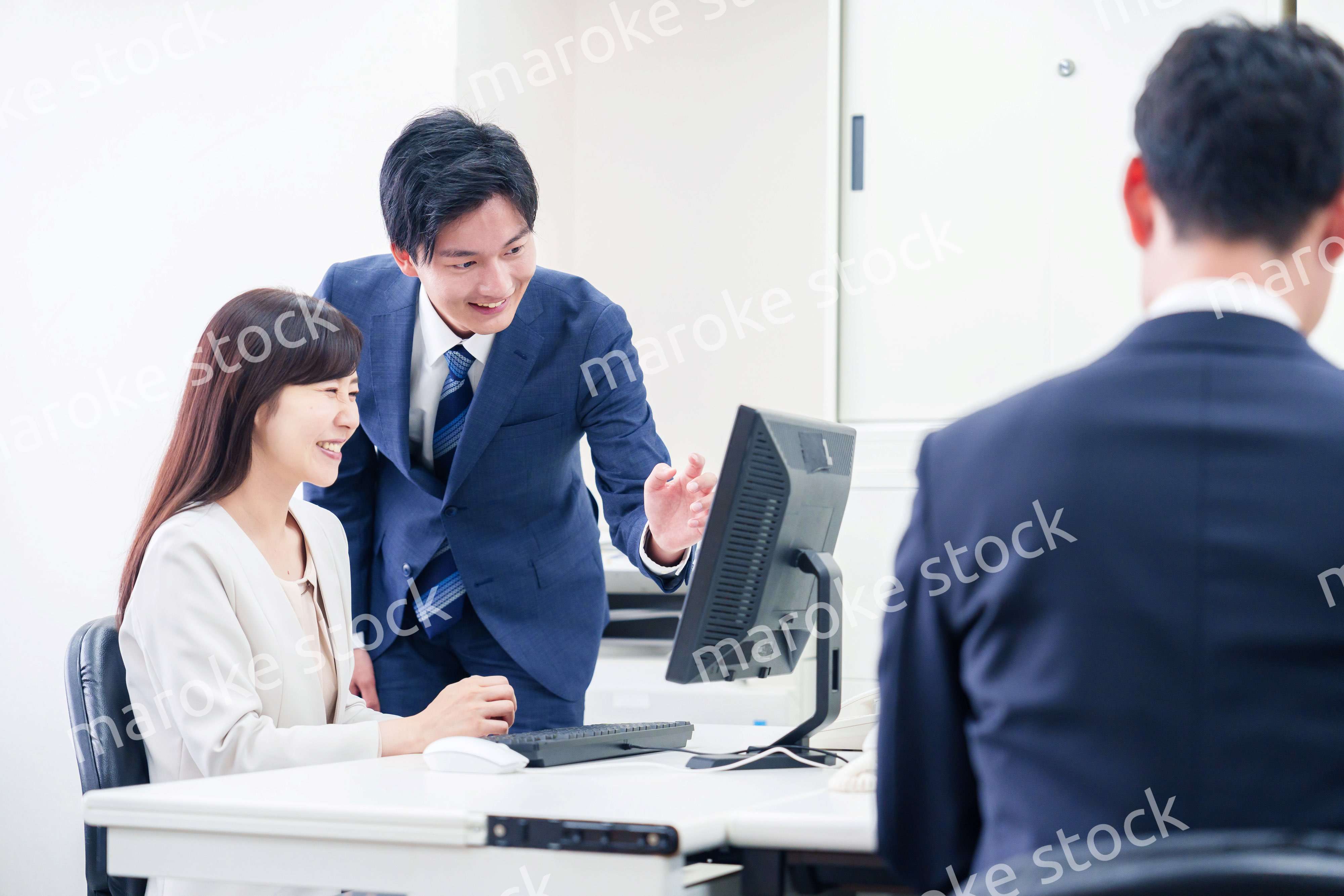 女性の上司から褒められるビジネスマン