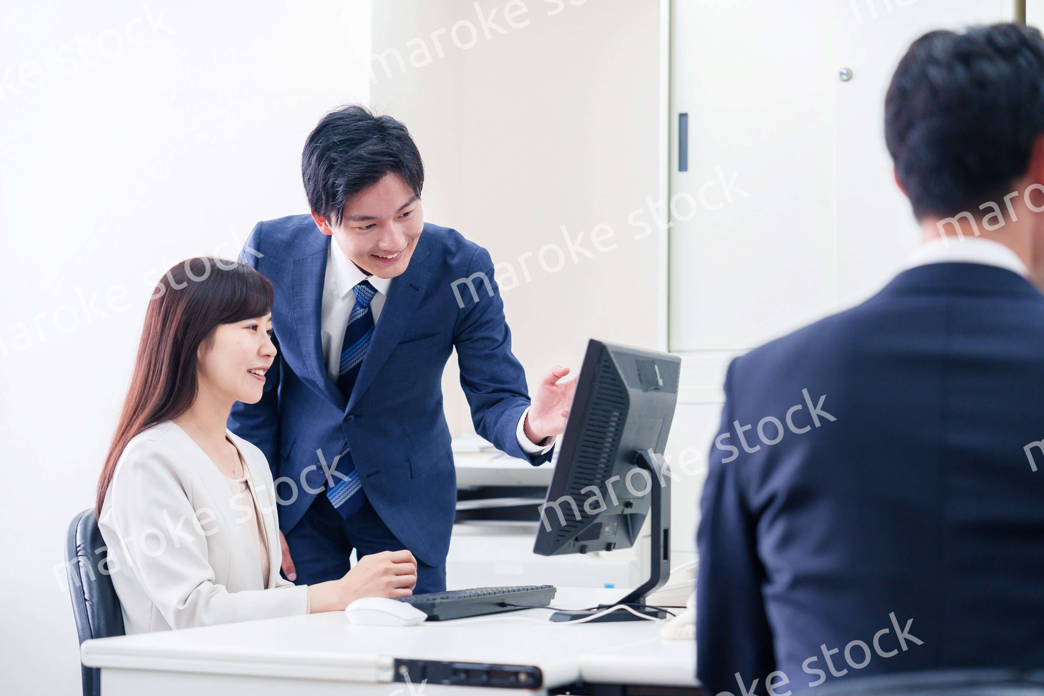 女性の上司から褒められるビジネスマン