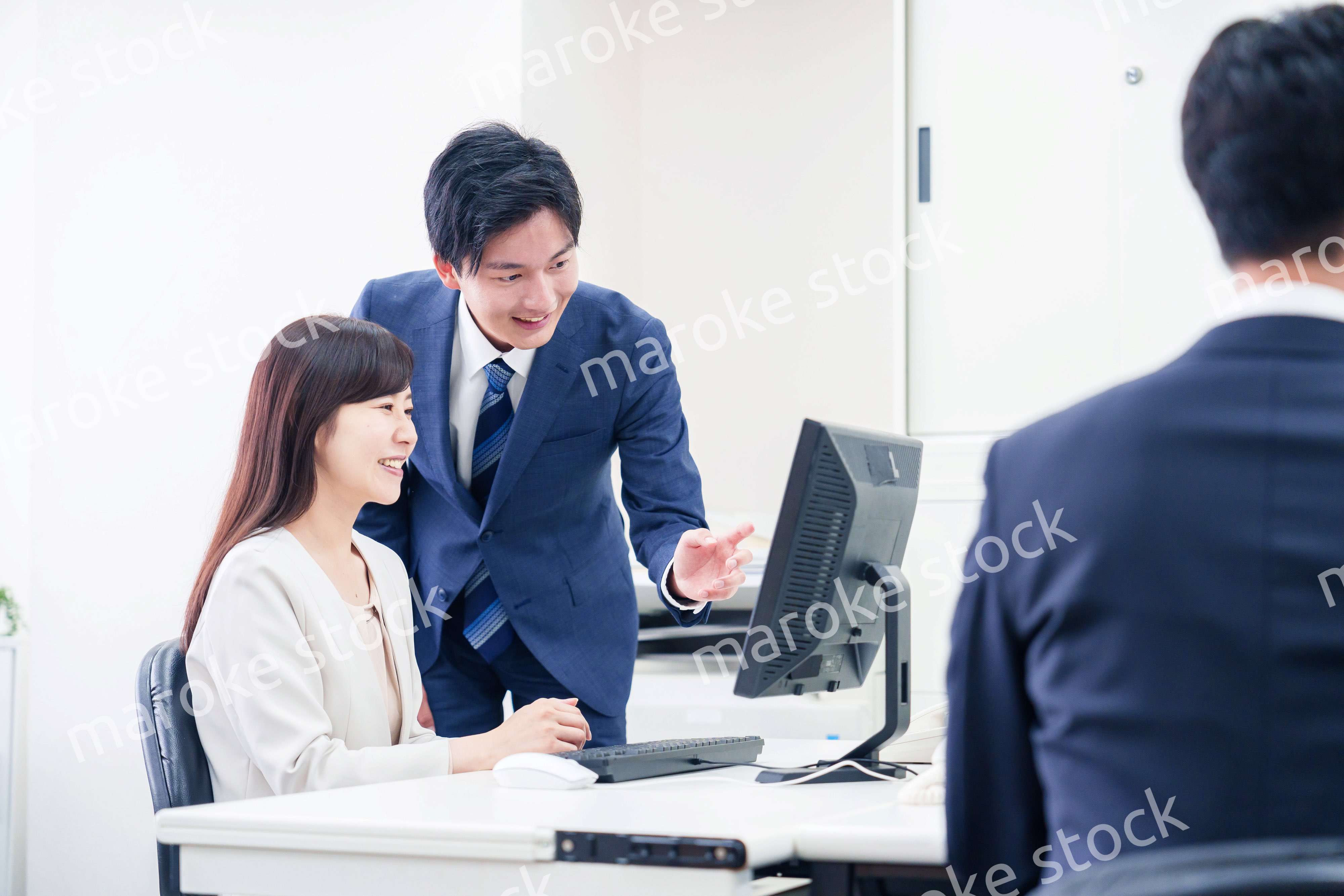 女性の上司から褒められるビジネスマン