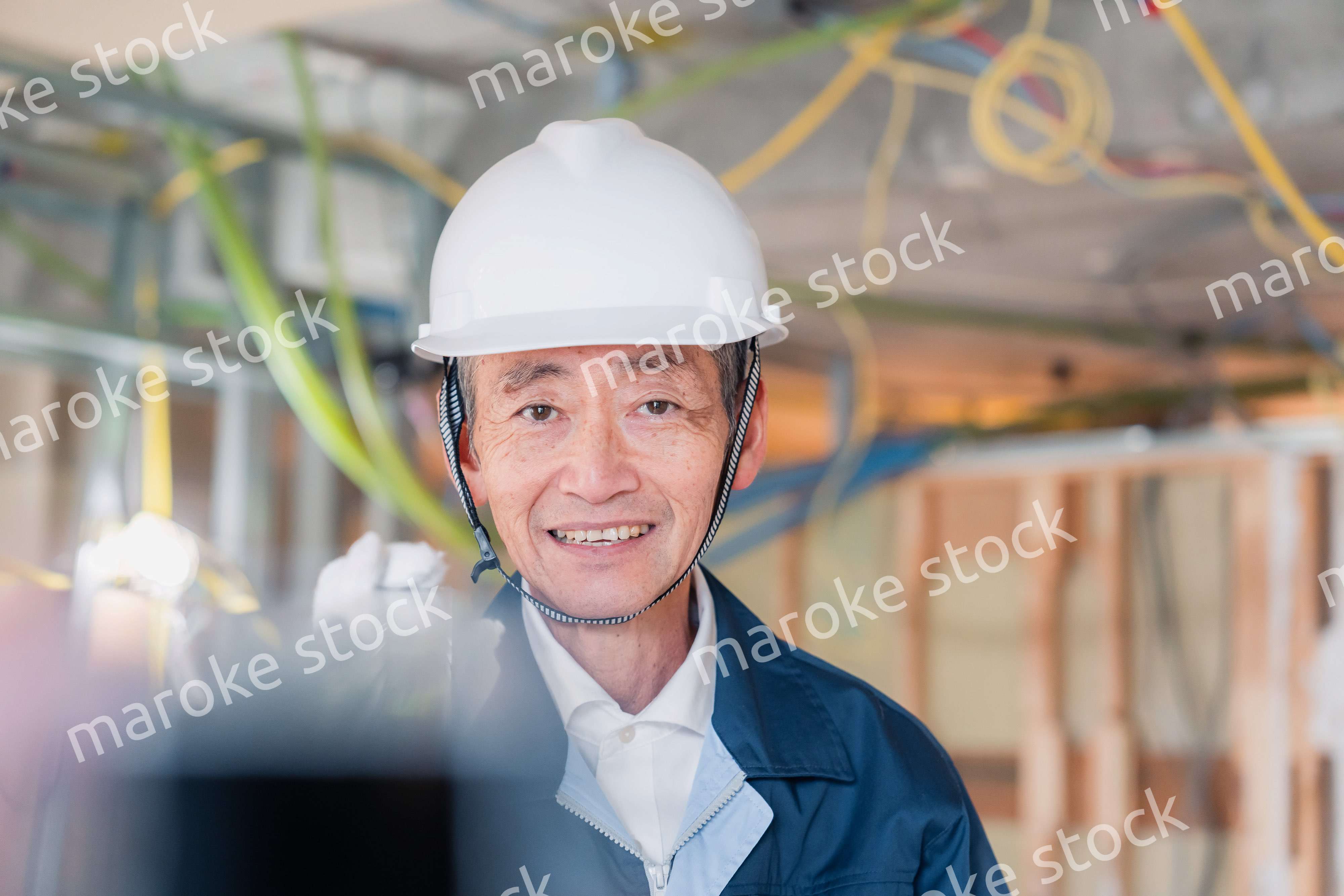 建設現場で資材を運搬する大工さん