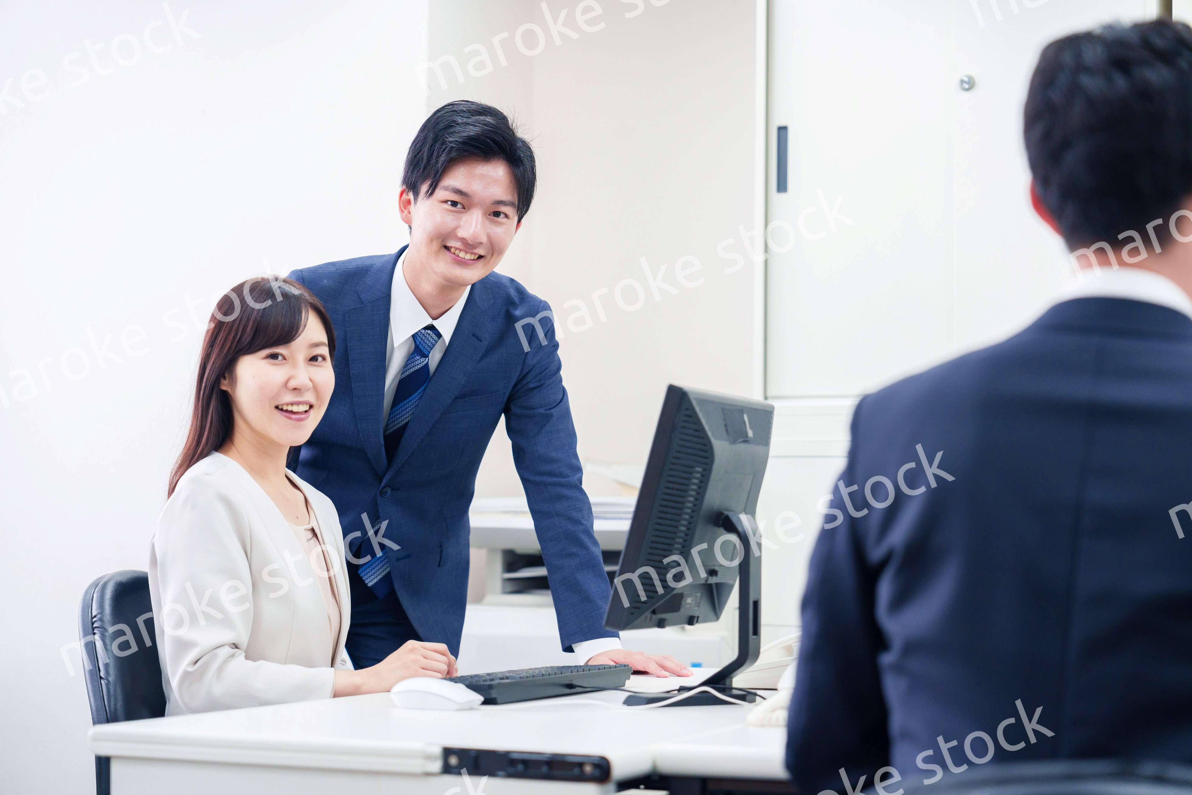 女性の上司から褒められるビジネスマン