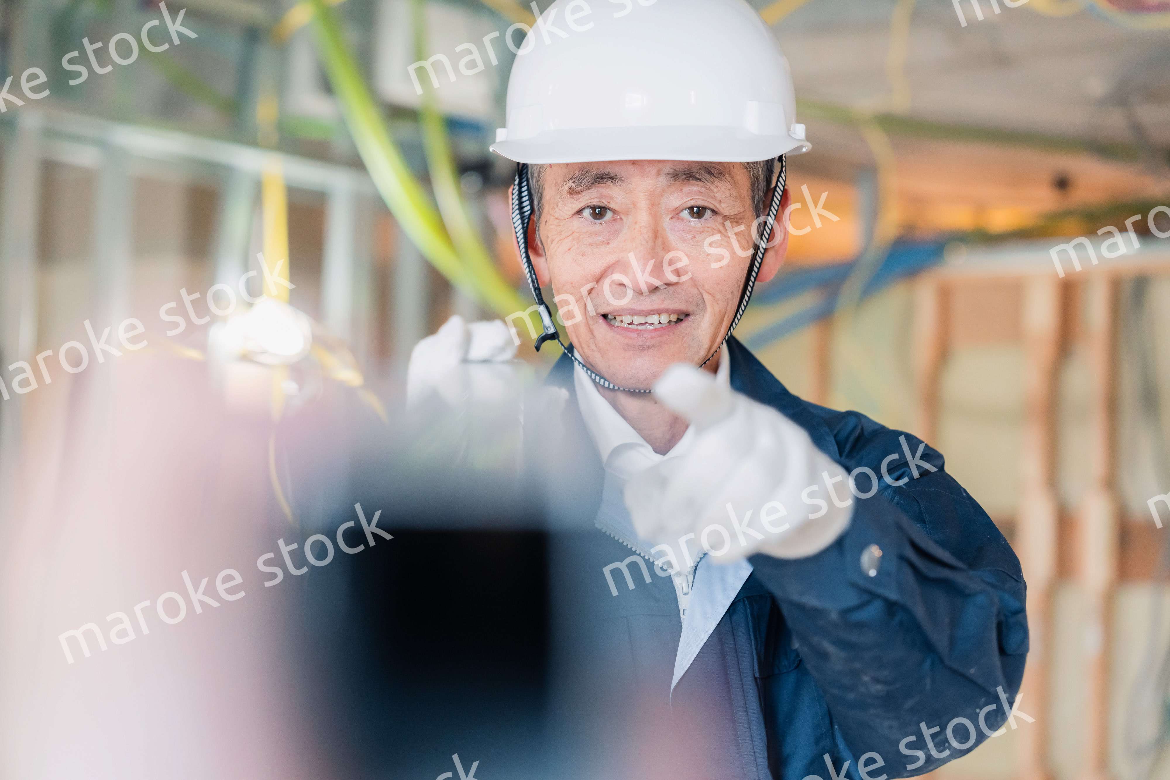 建設現場で資材を運搬する大工さん