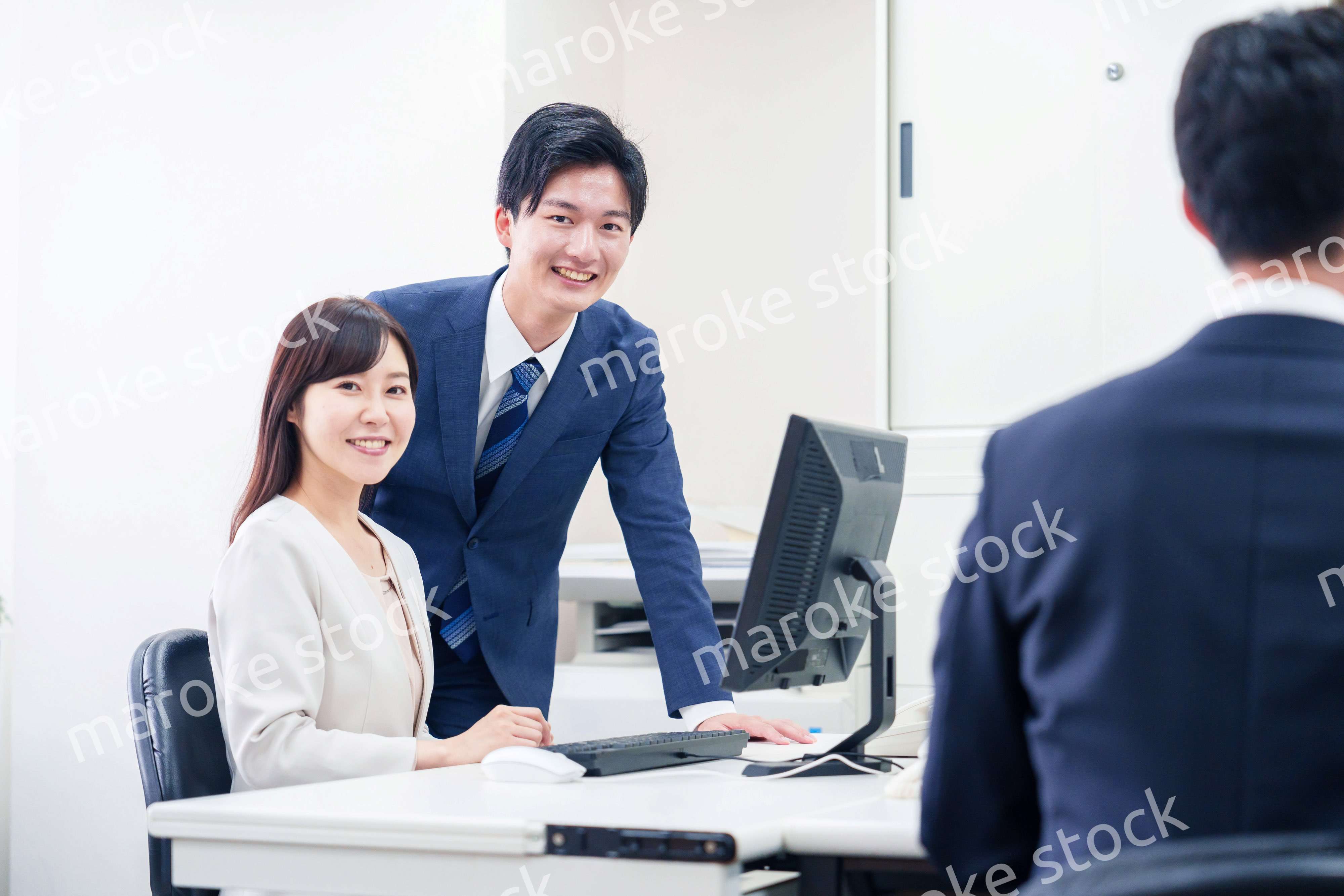 女性の上司から褒められるビジネスマン