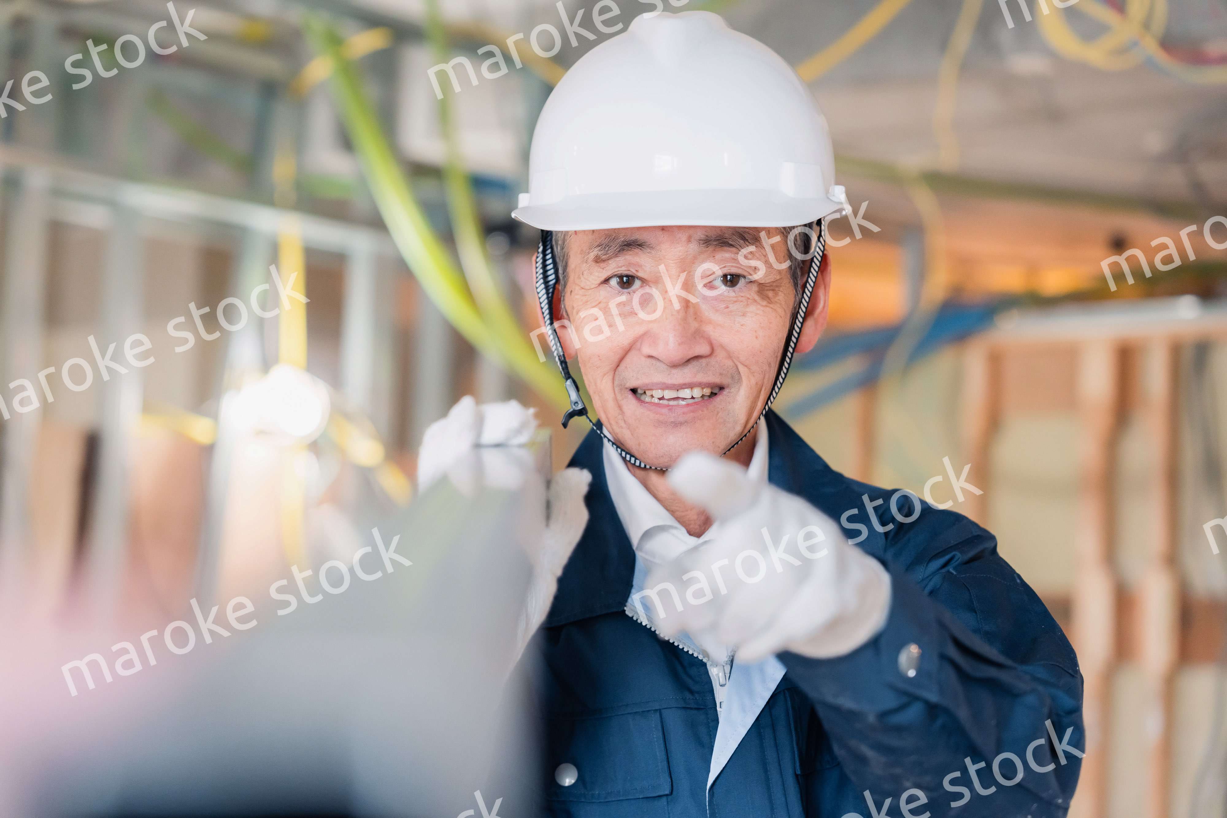 建設現場で資材を運搬する大工さん