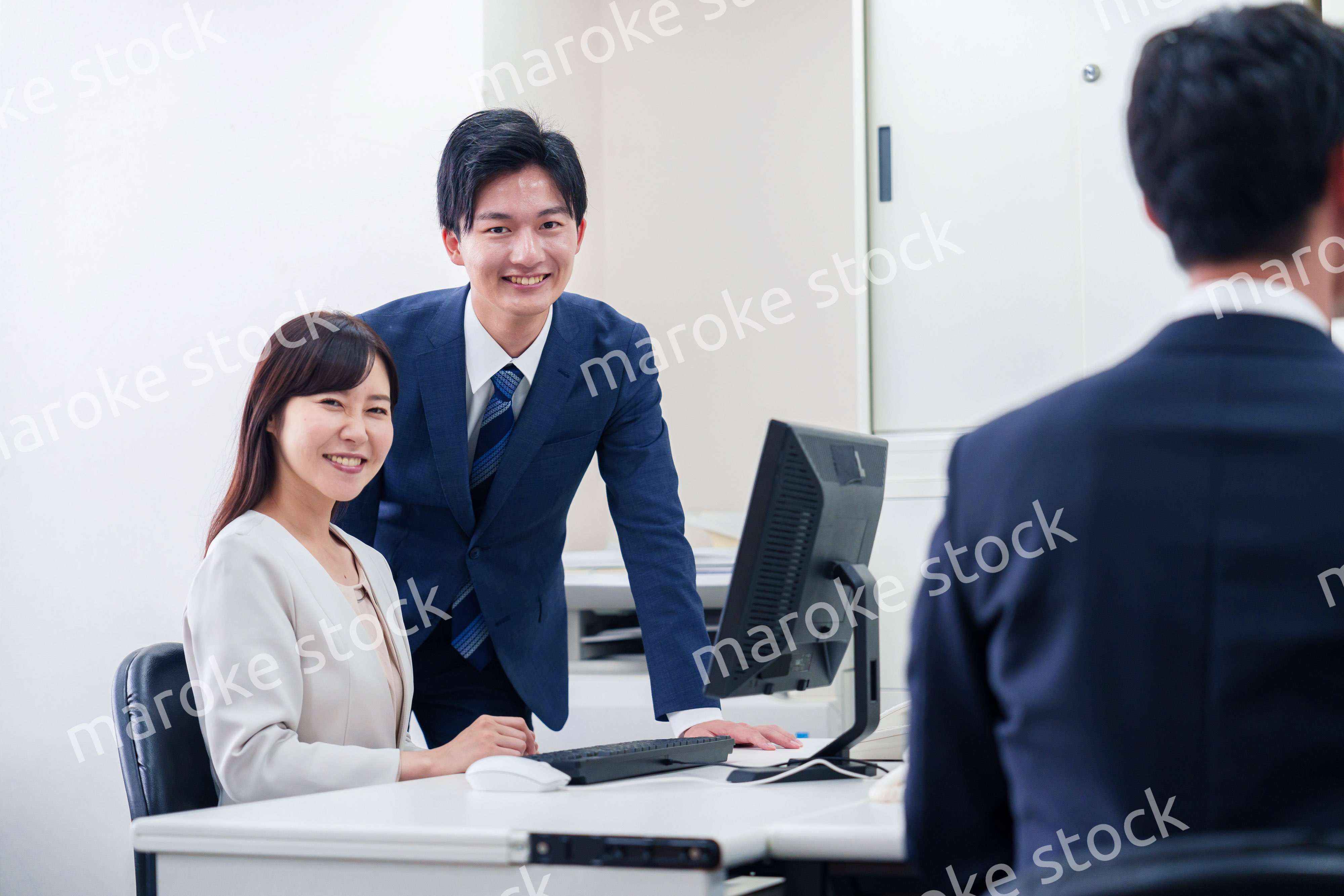 女性の上司から褒められるビジネスマン