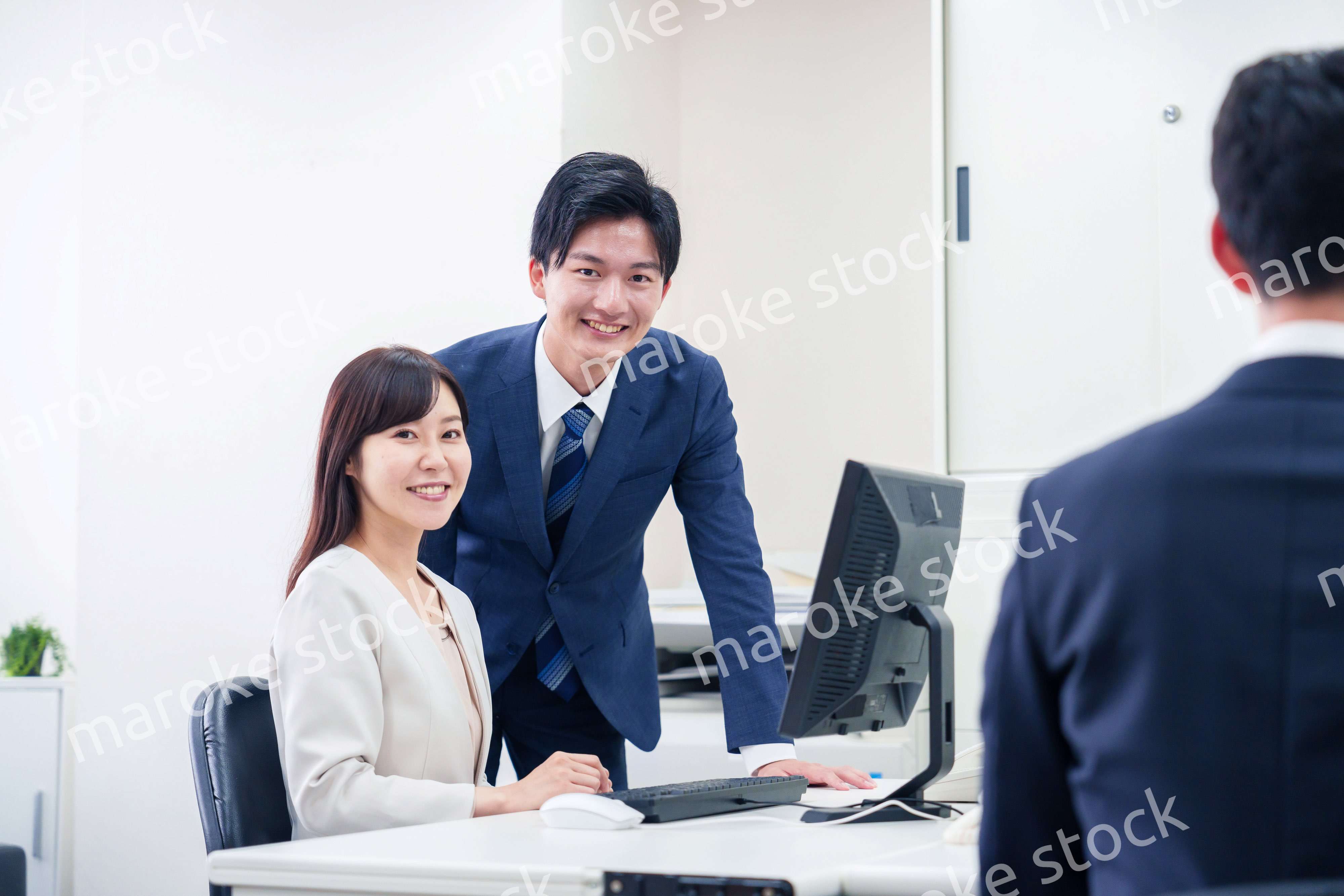 女性の上司から褒められるビジネスマン