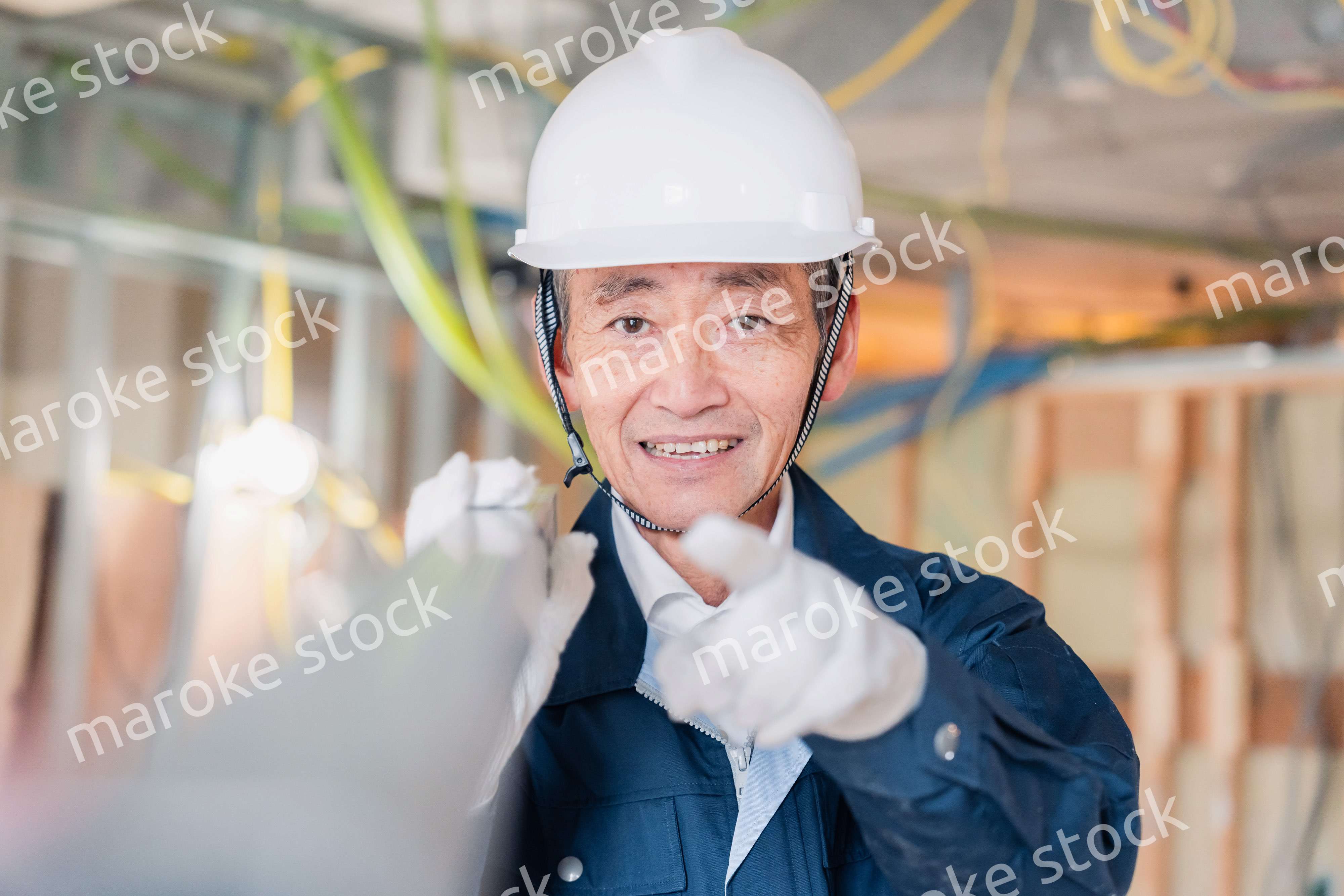 建設現場で資材を運搬する大工さん