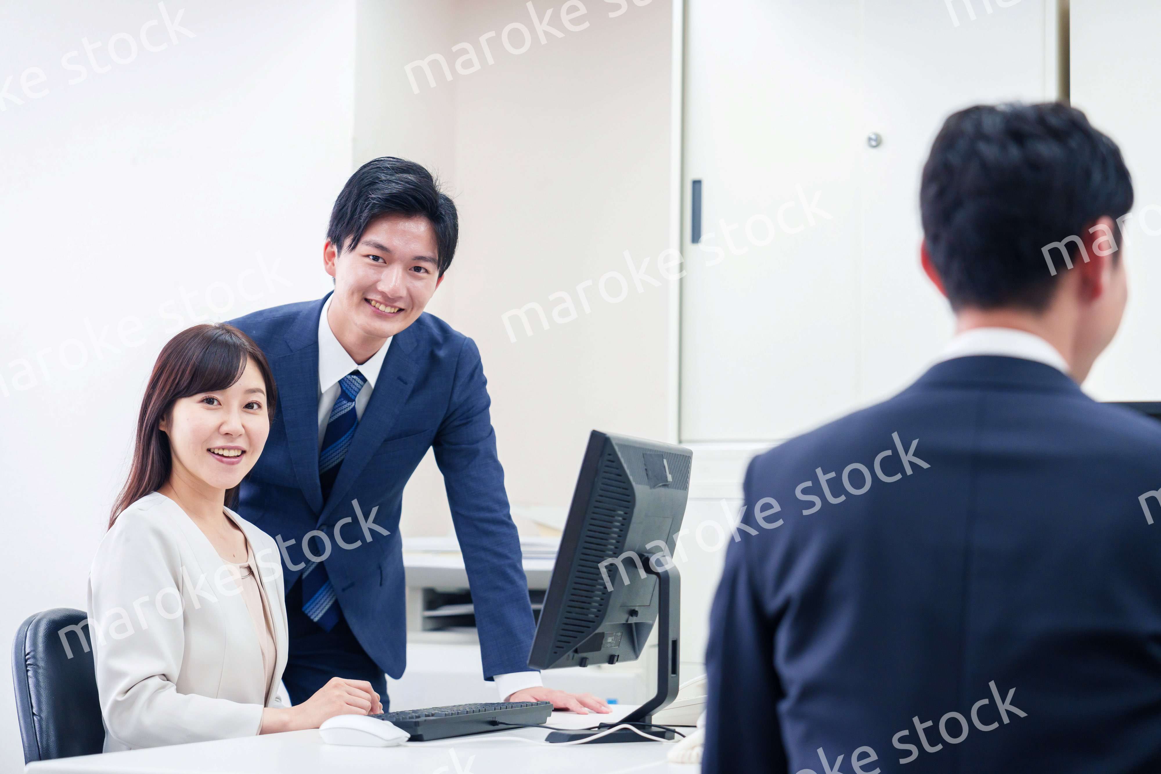 女性の上司から褒められるビジネスマン