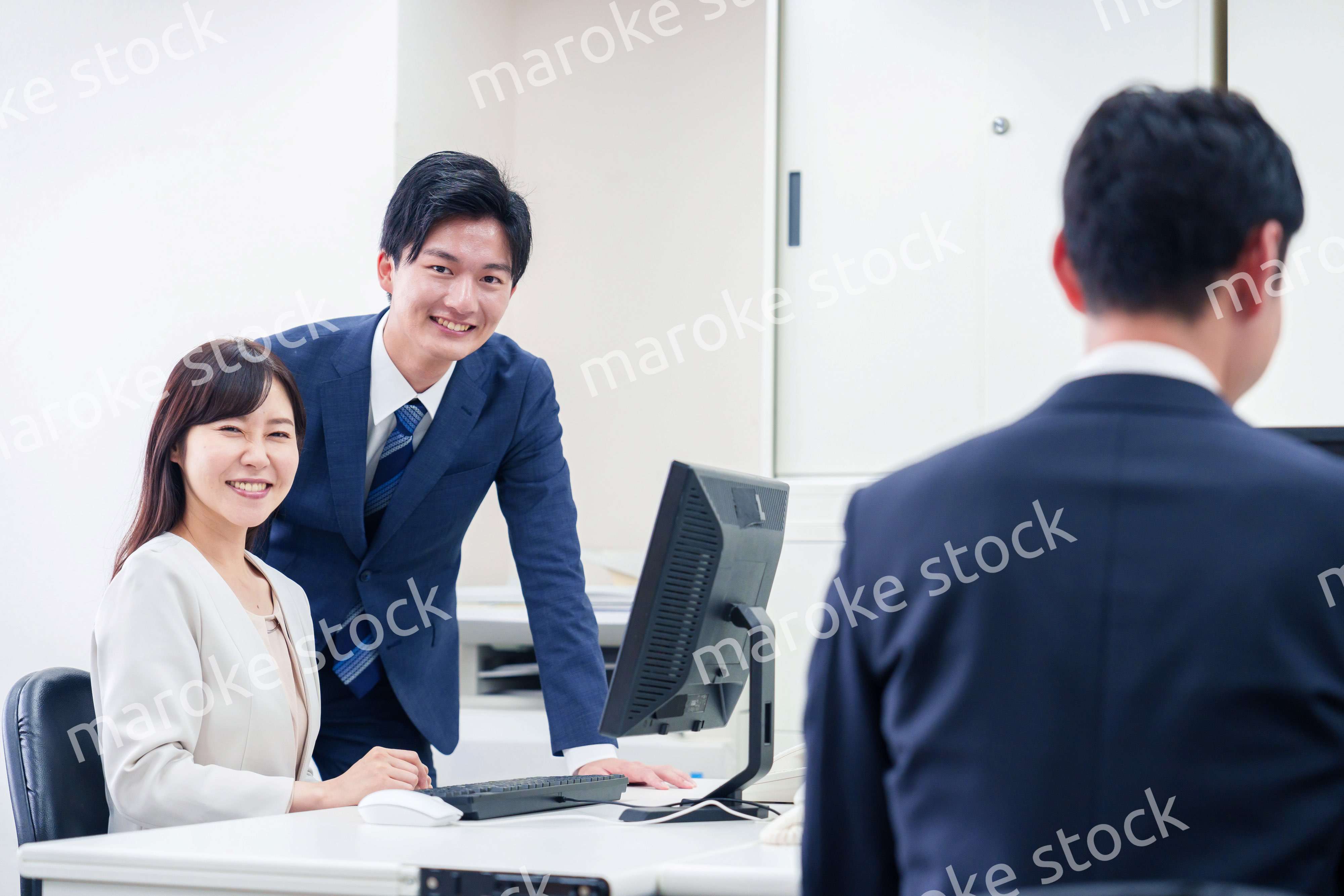 女性の上司から褒められるビジネスマン