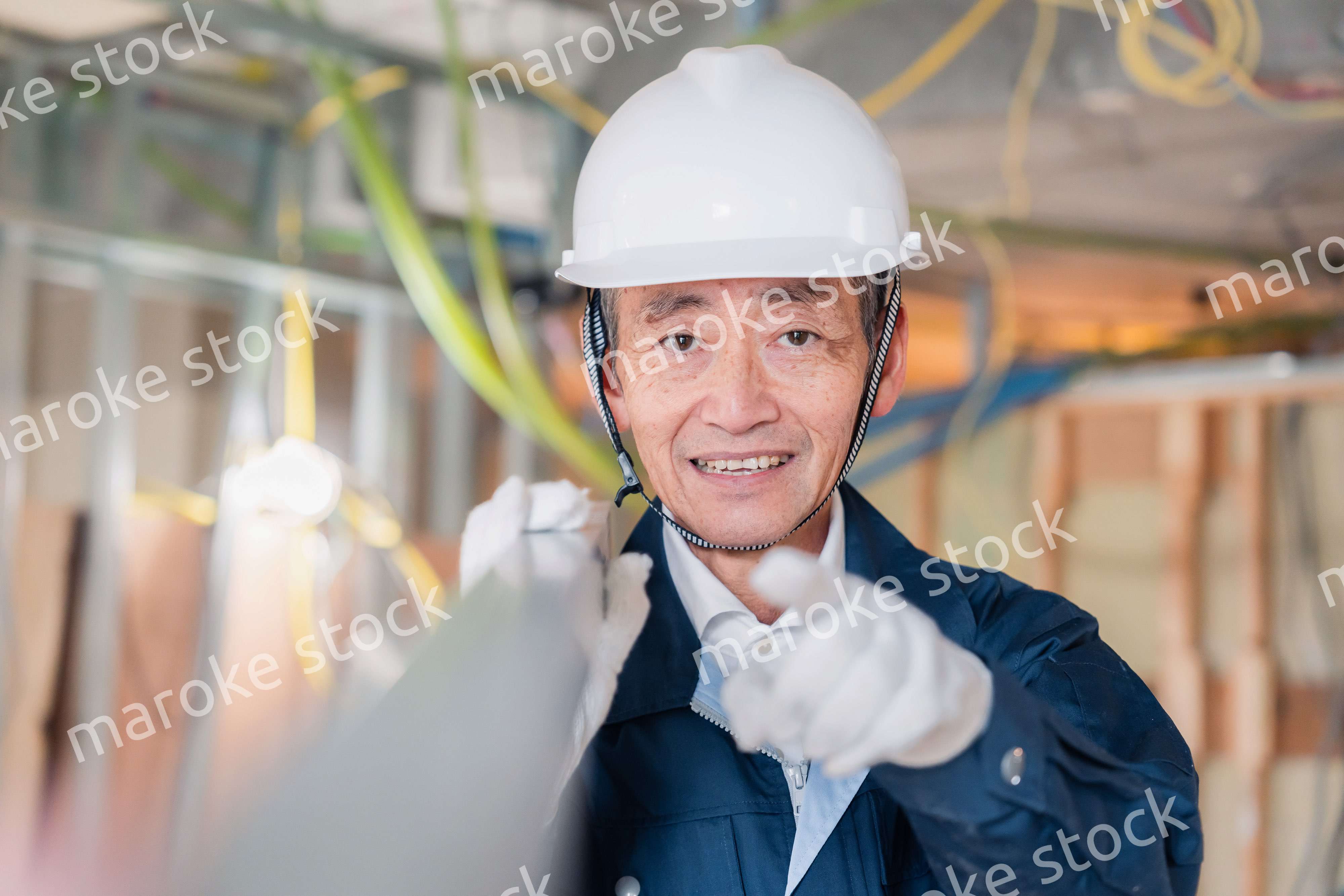 建設現場で資材を運搬する大工さん