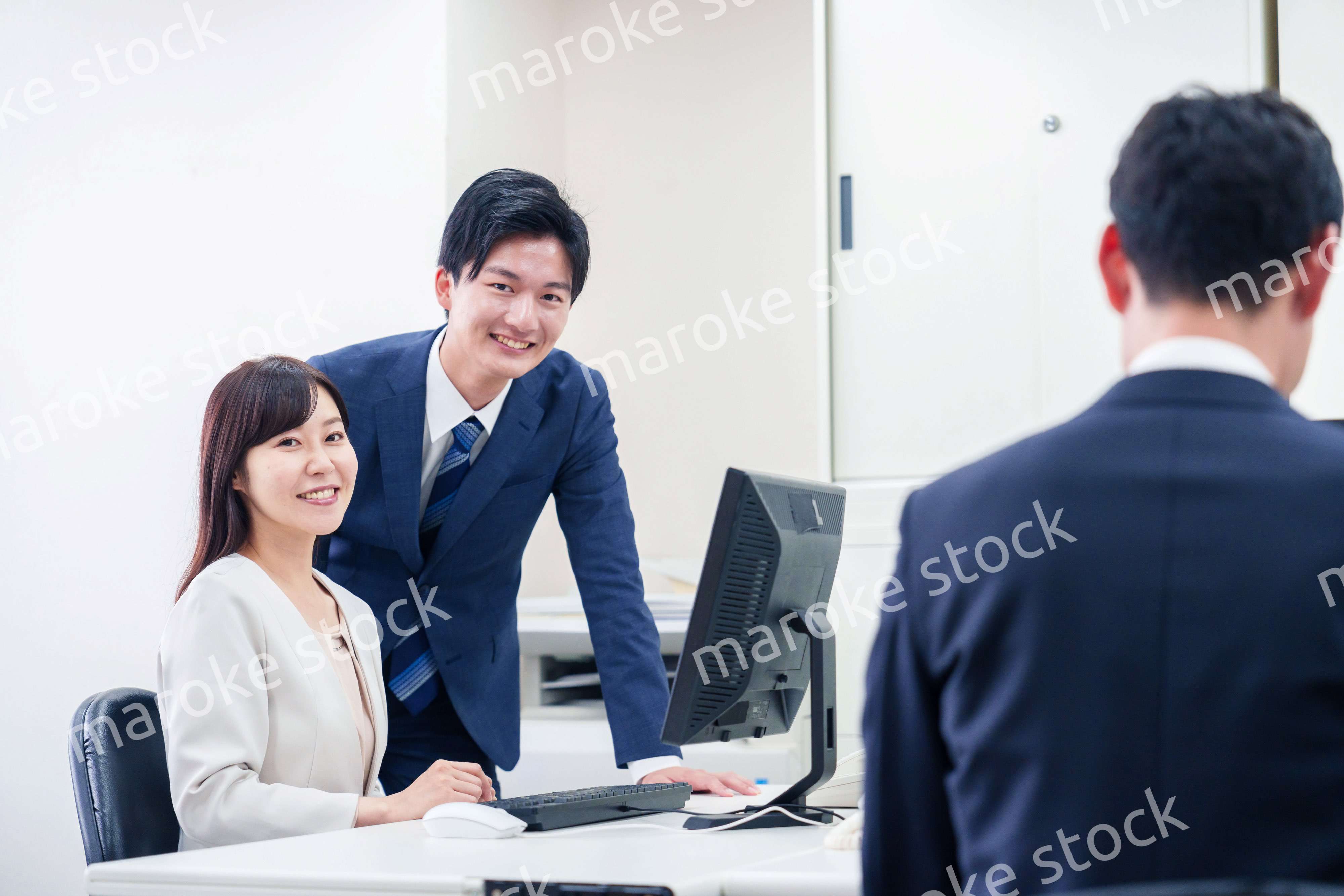 女性の上司から褒められるビジネスマン