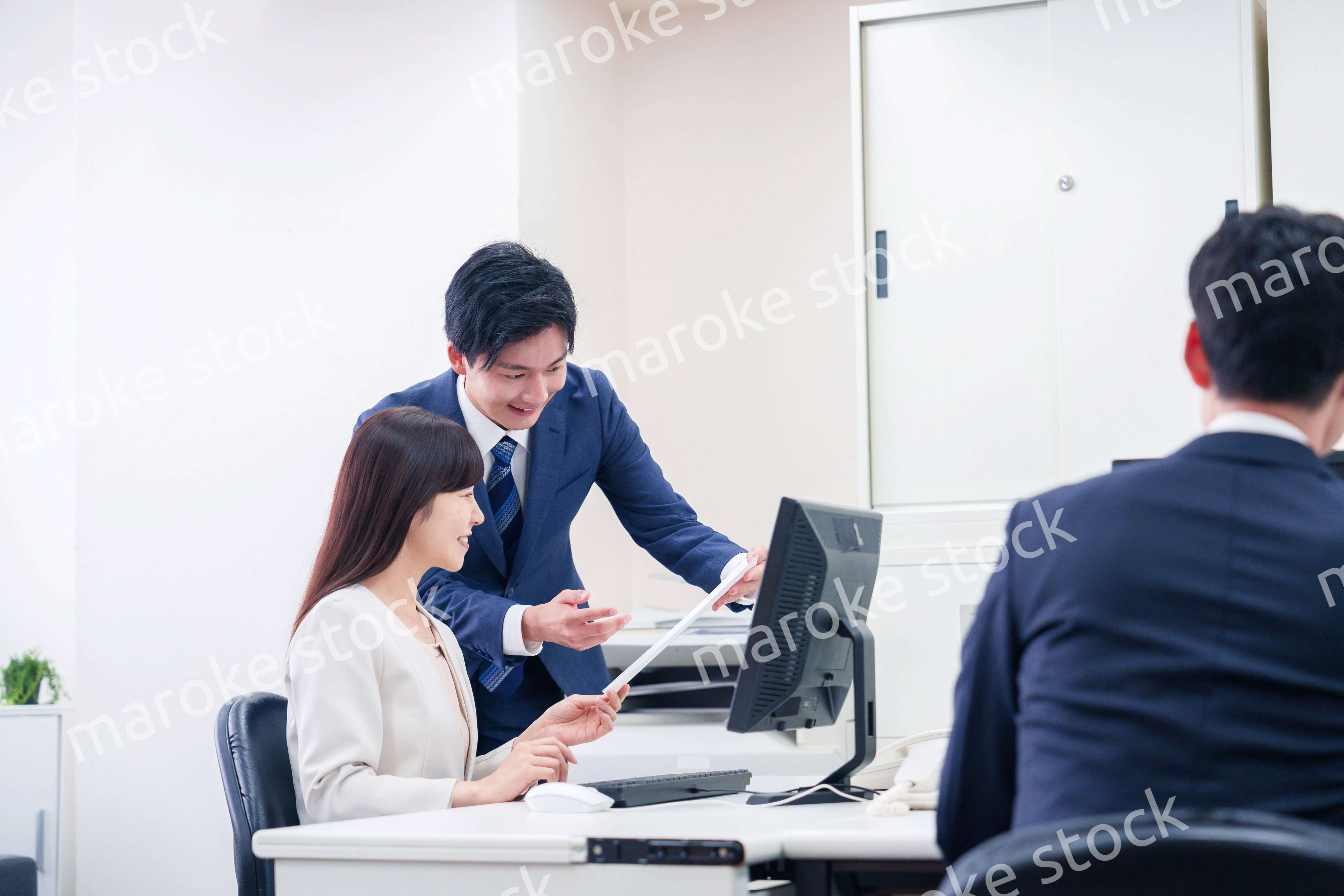 女性の上司から褒められるビジネスマン