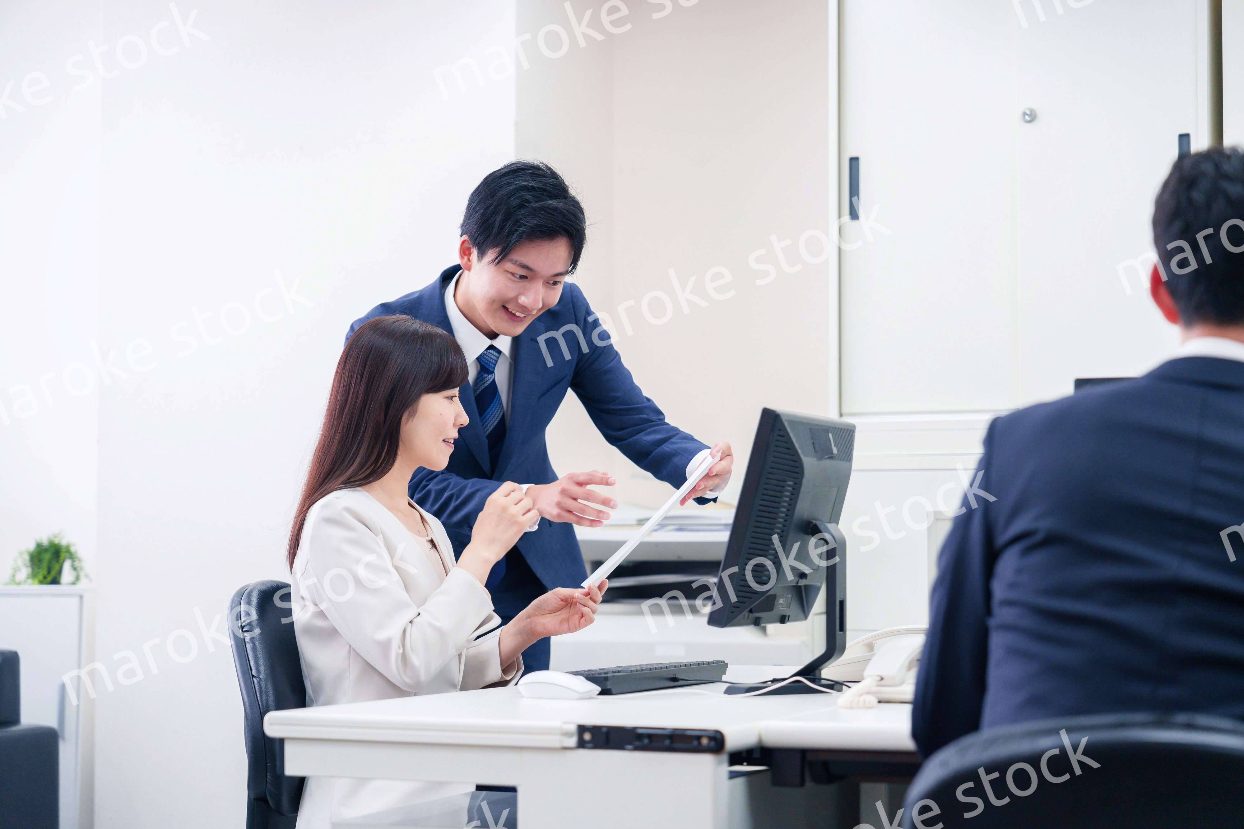 女性の上司から褒められるビジネスマン