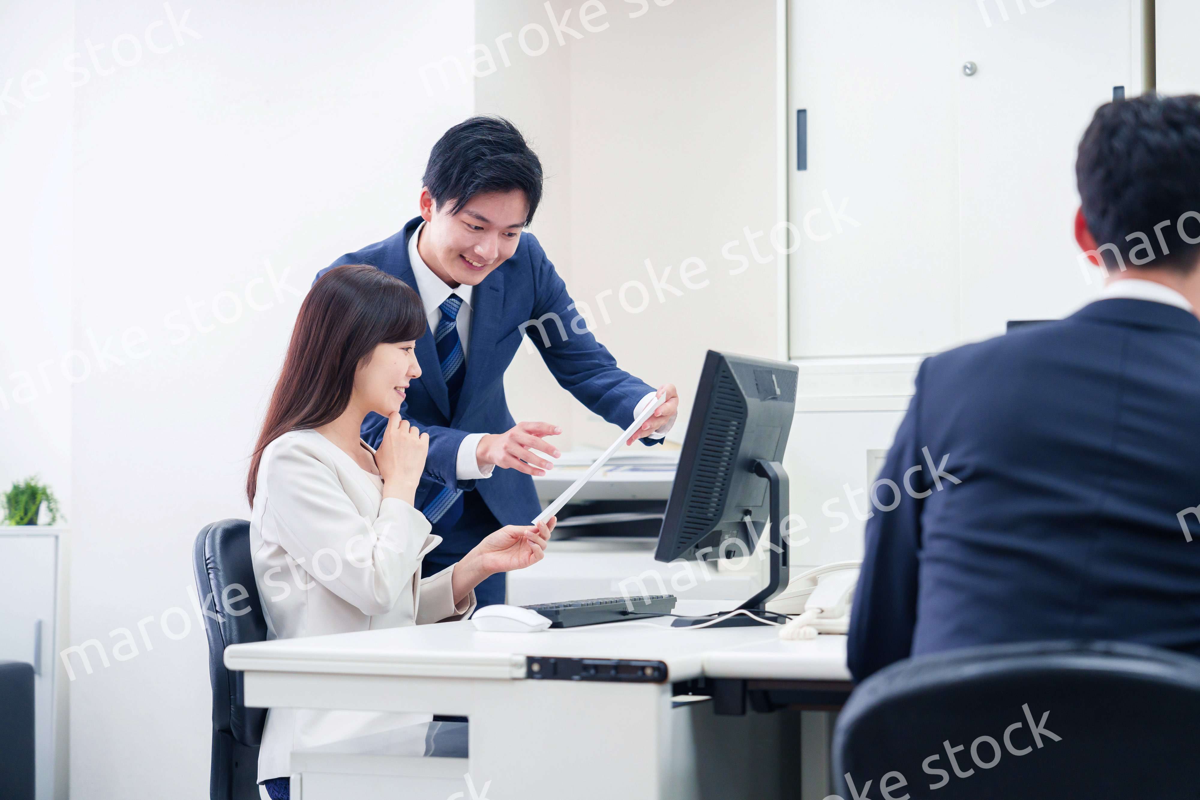 女性の上司から褒められるビジネスマン