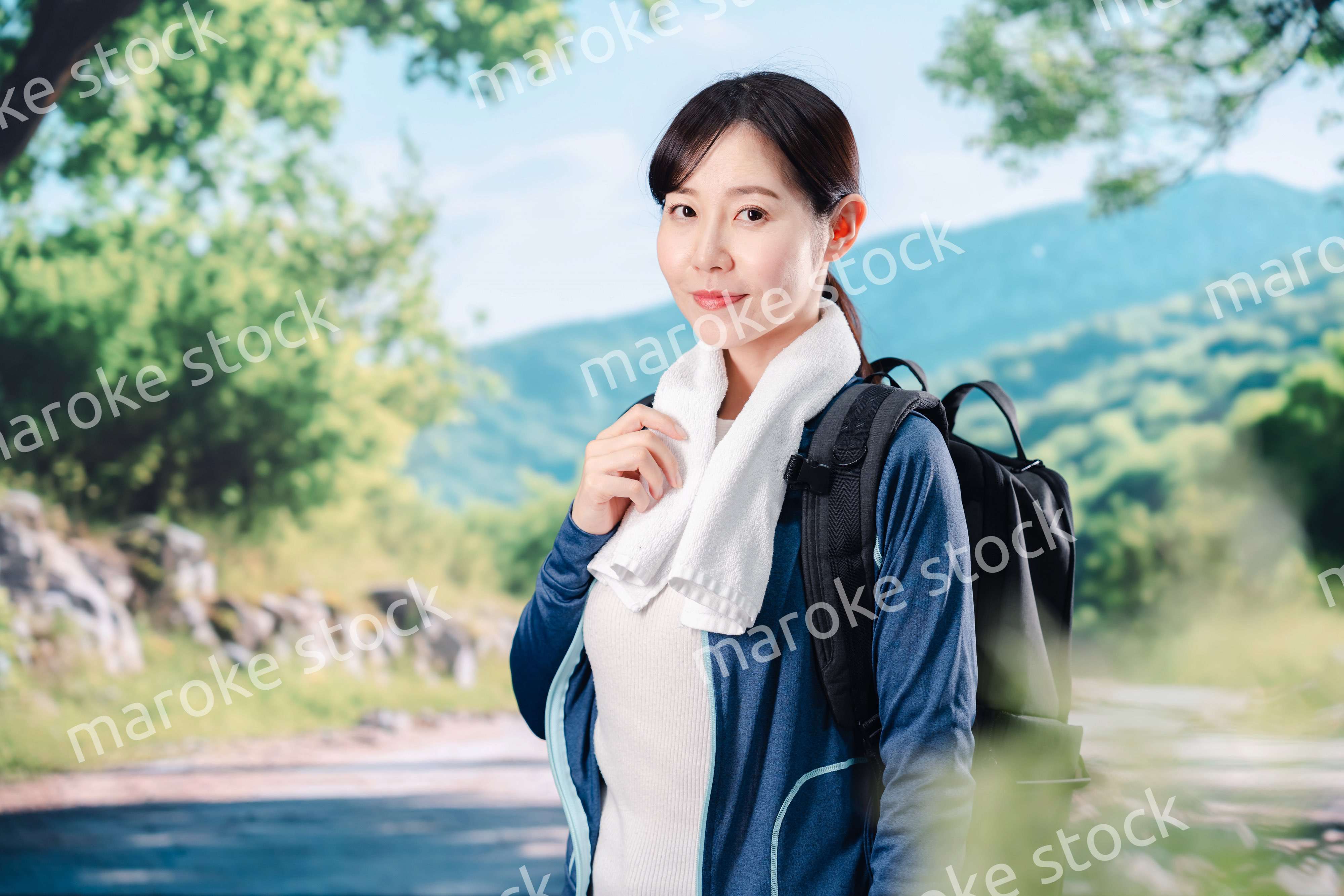 晴天の中で登山をする女性