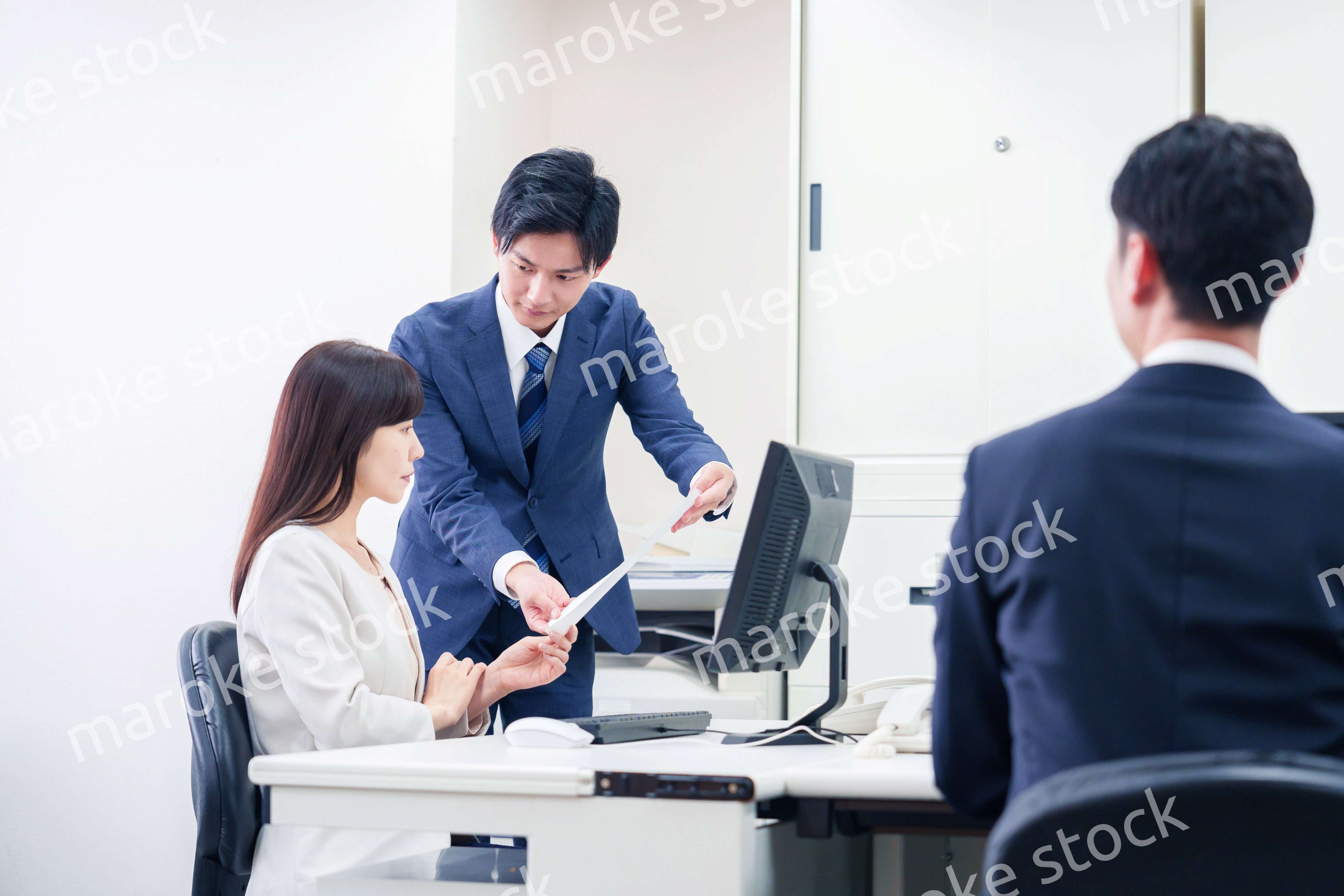 女性の上司から褒められるビジネスマン