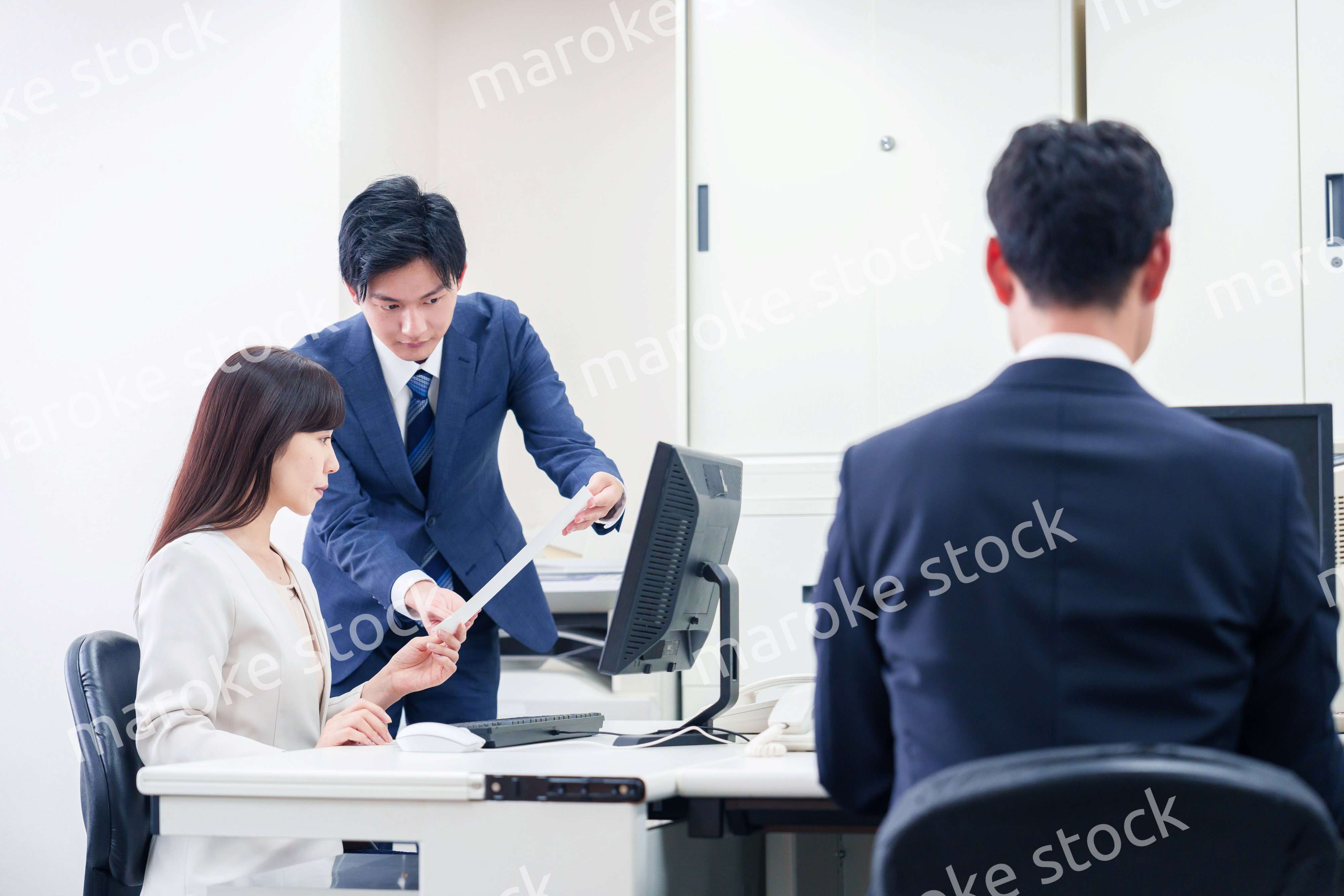 女性の上司から褒められるビジネスマン