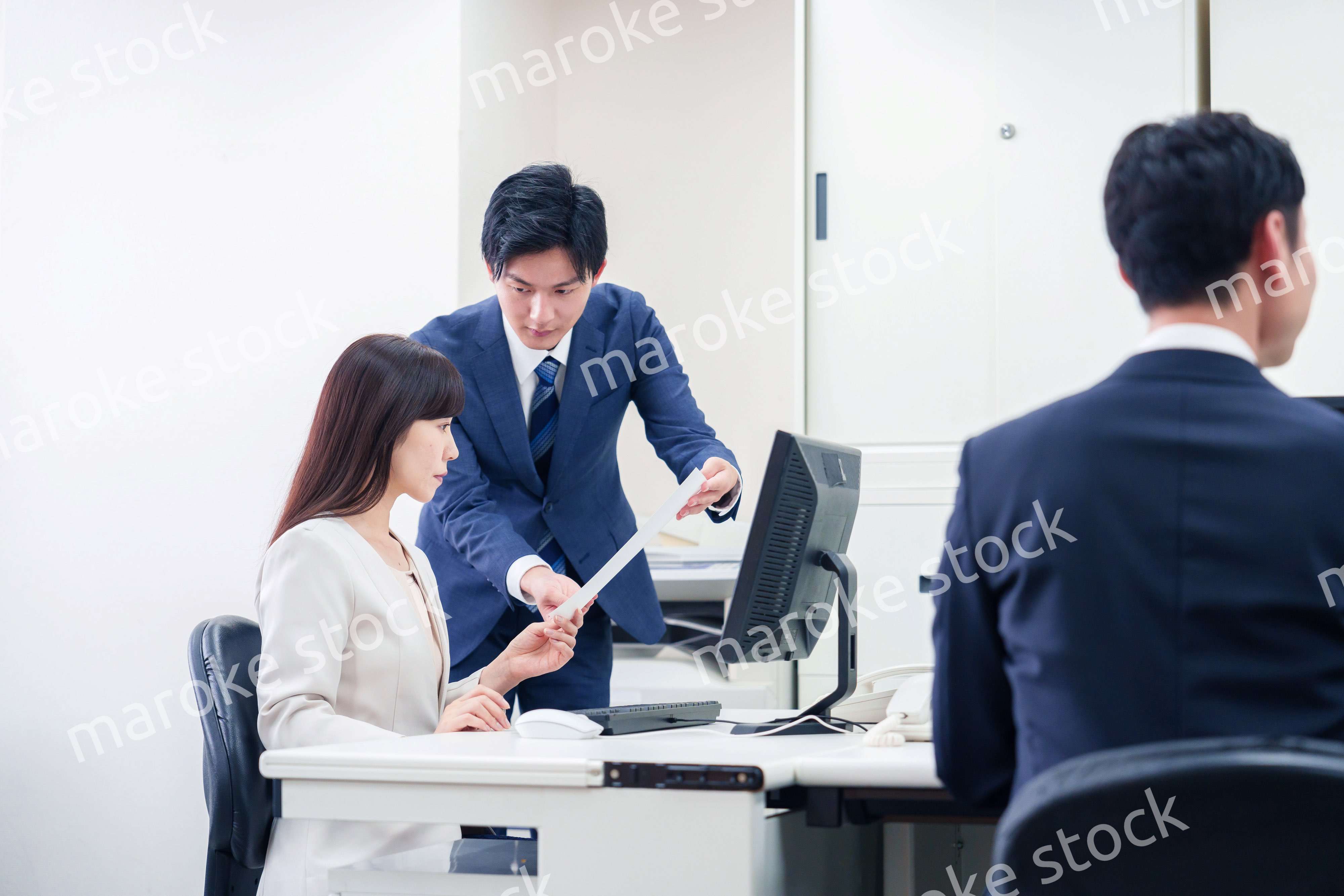 女性の上司から褒められるビジネスマン