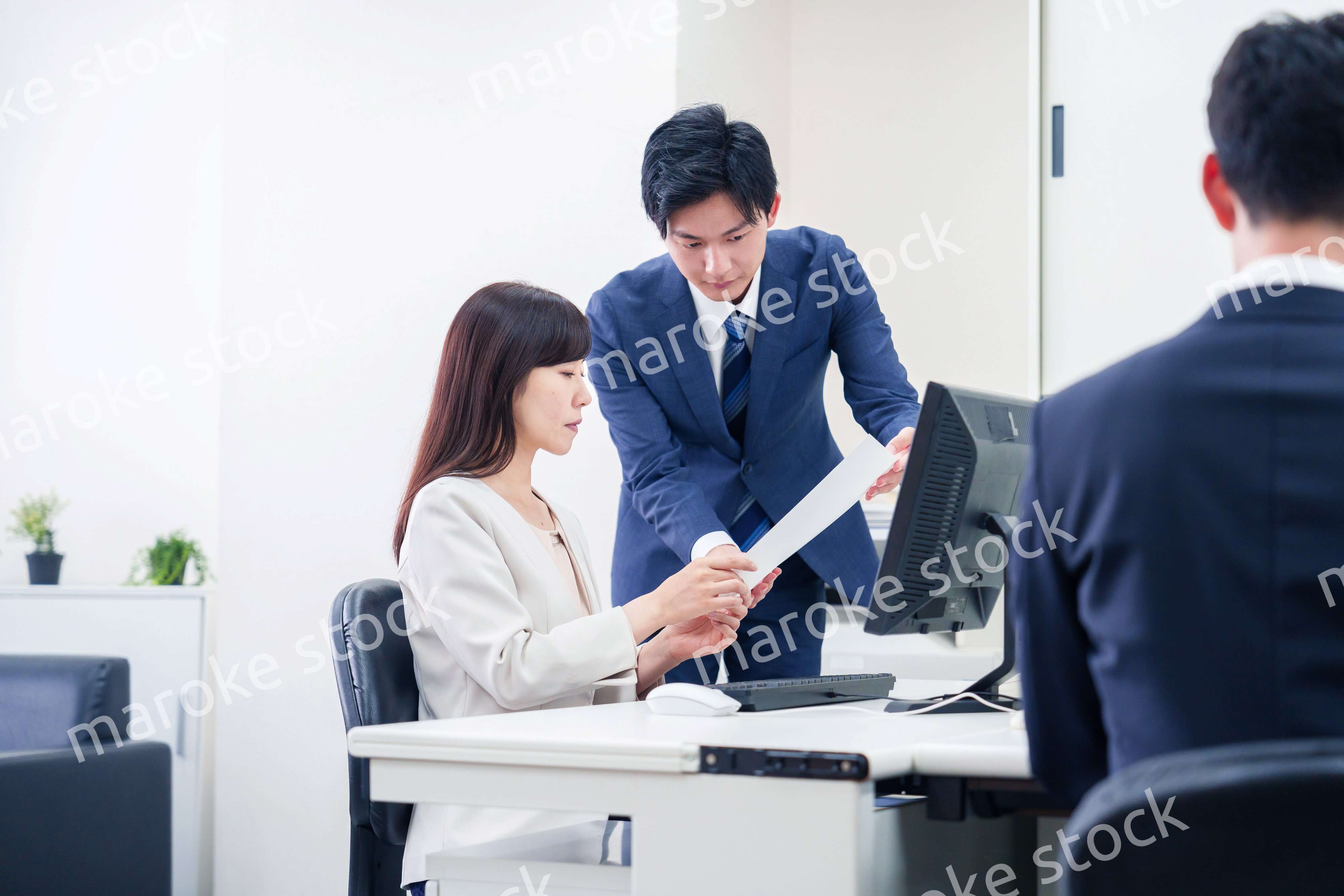 女性の上司から褒められるビジネスマン