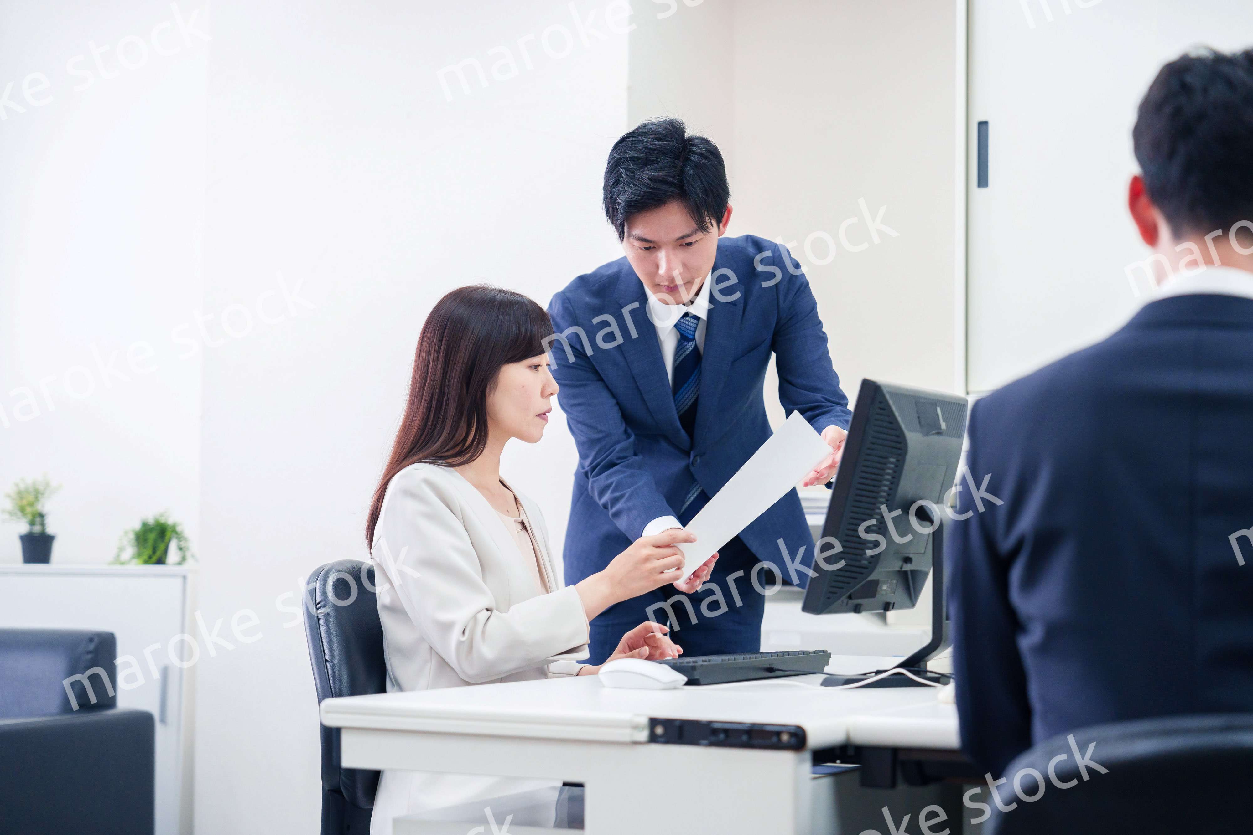 女性の上司から褒められるビジネスマン