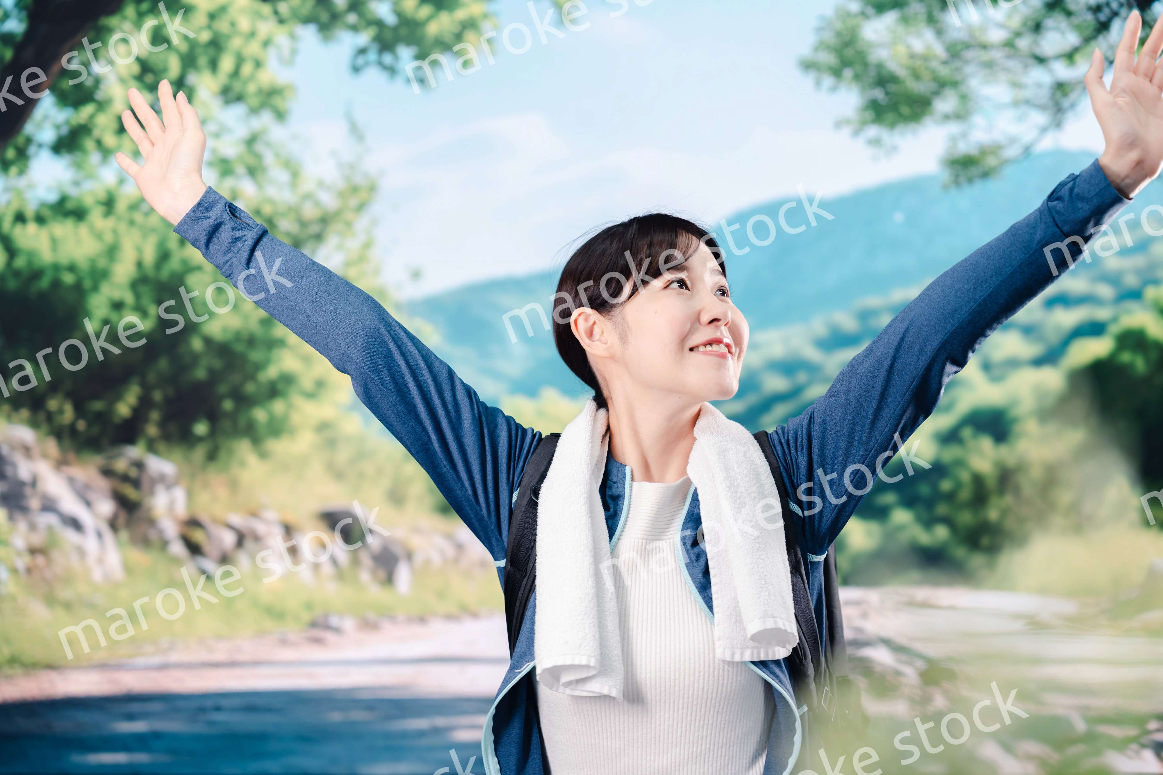 晴天の中で登山をする女性