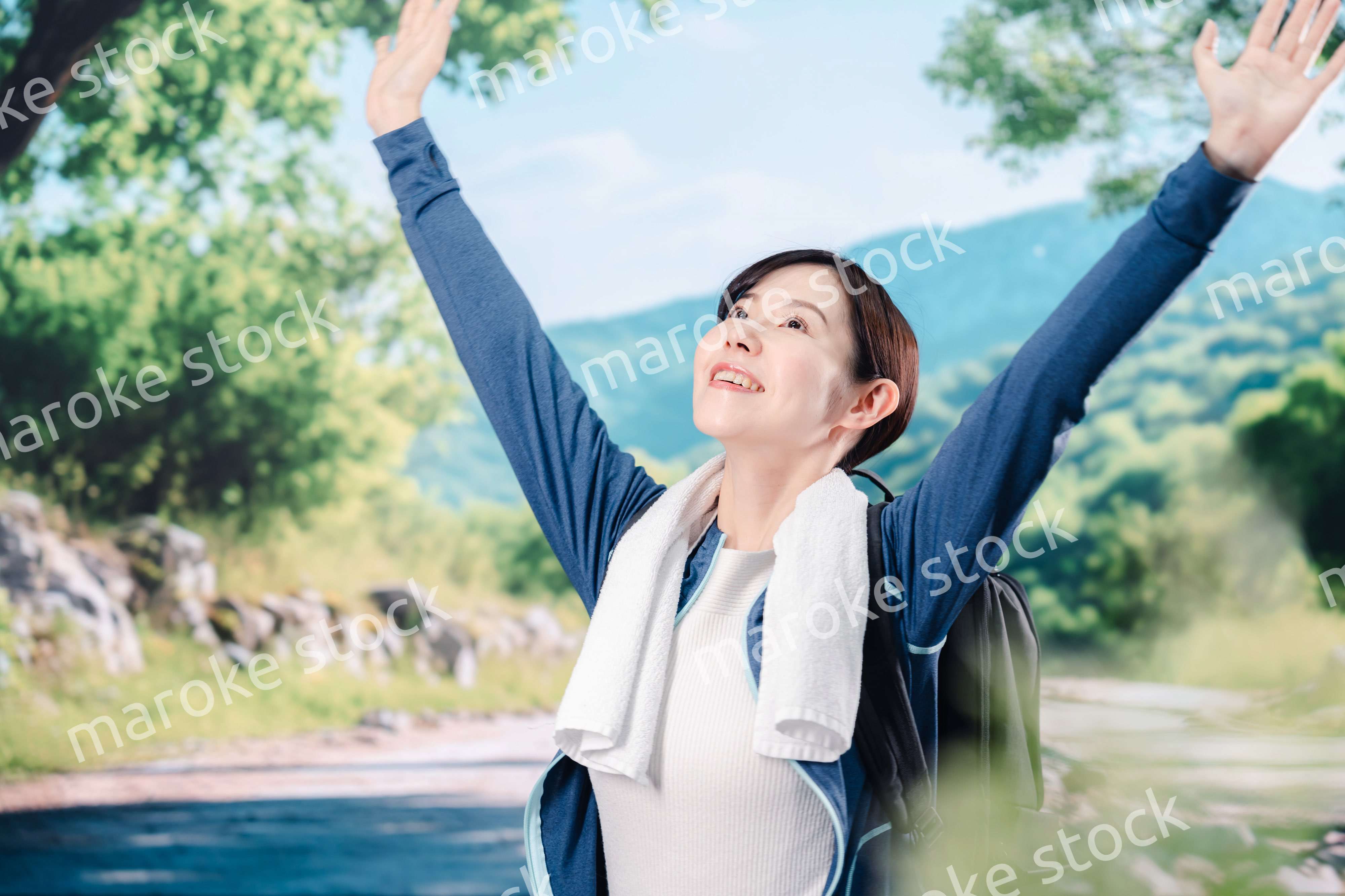 晴天の中で登山をする女性