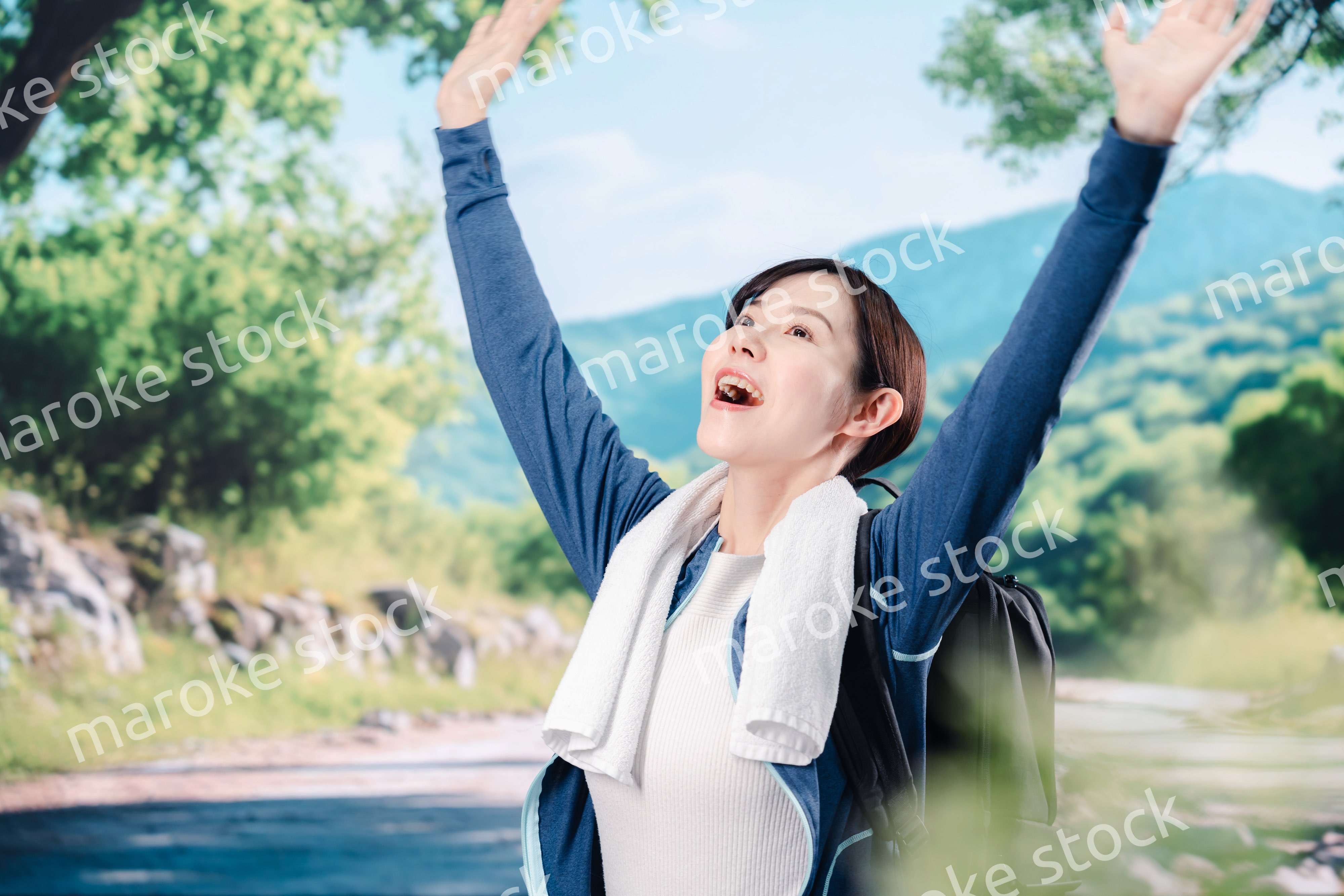 晴天の中で登山をする女性