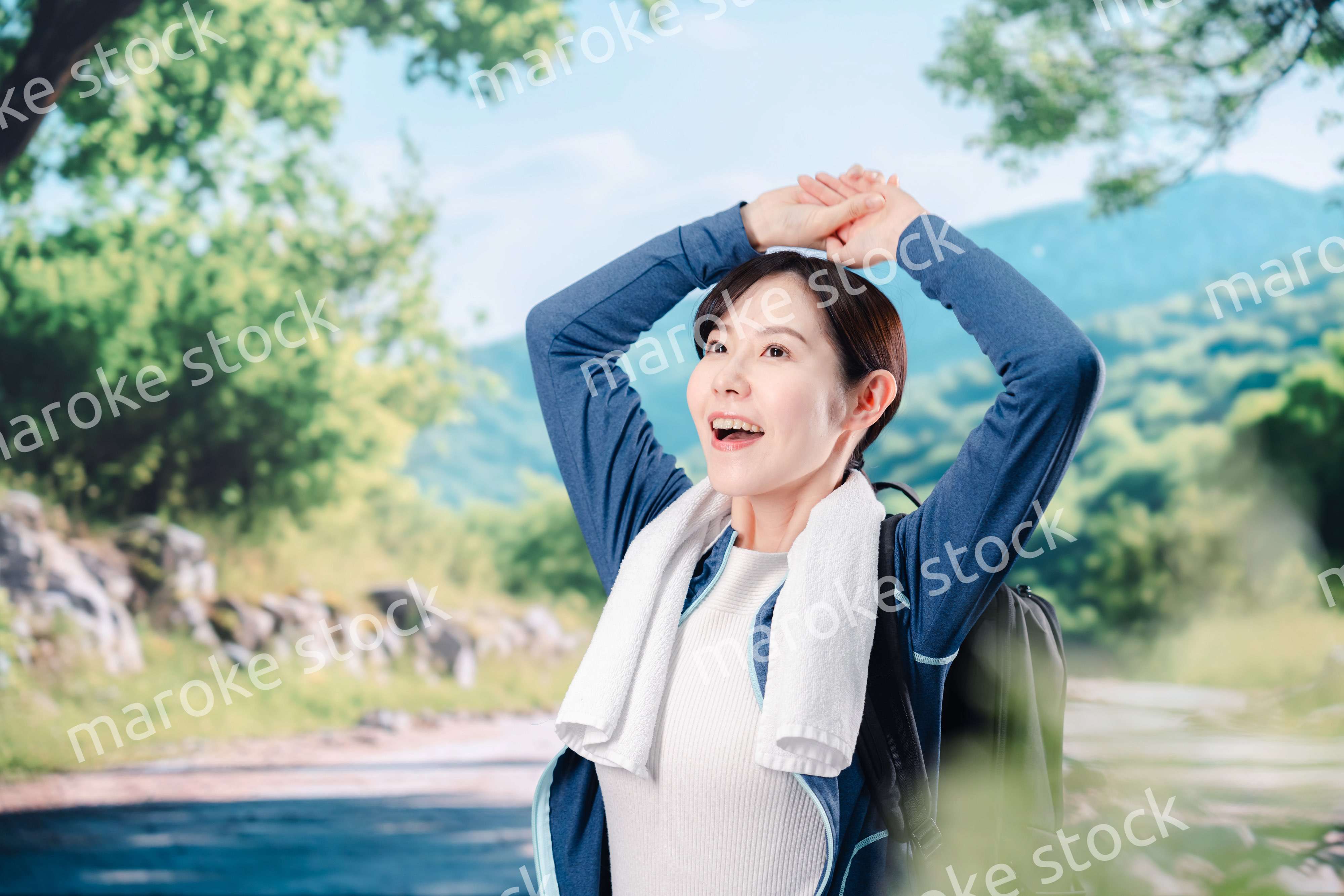 晴天の中で登山をする女性