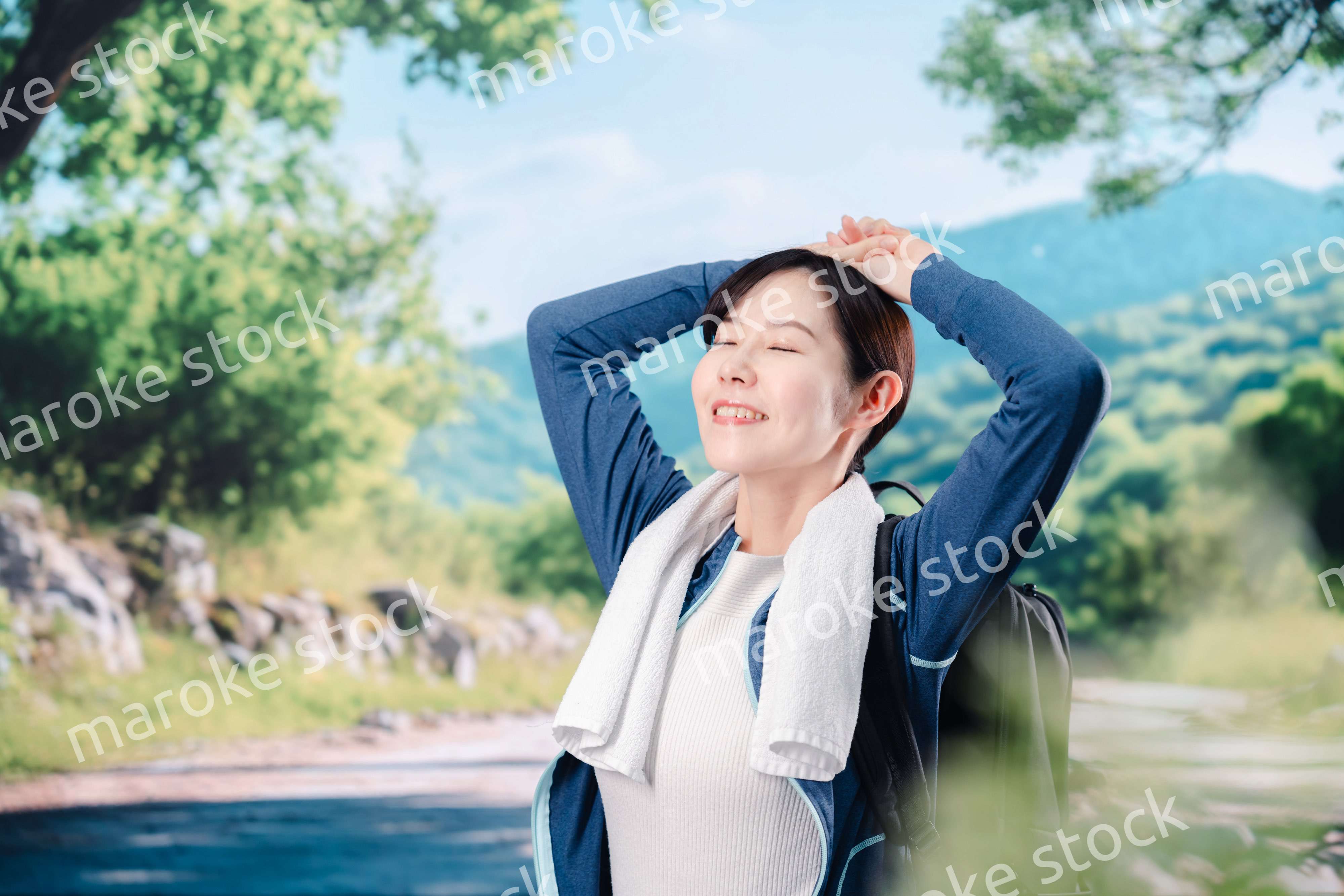 晴天の中で登山をする女性