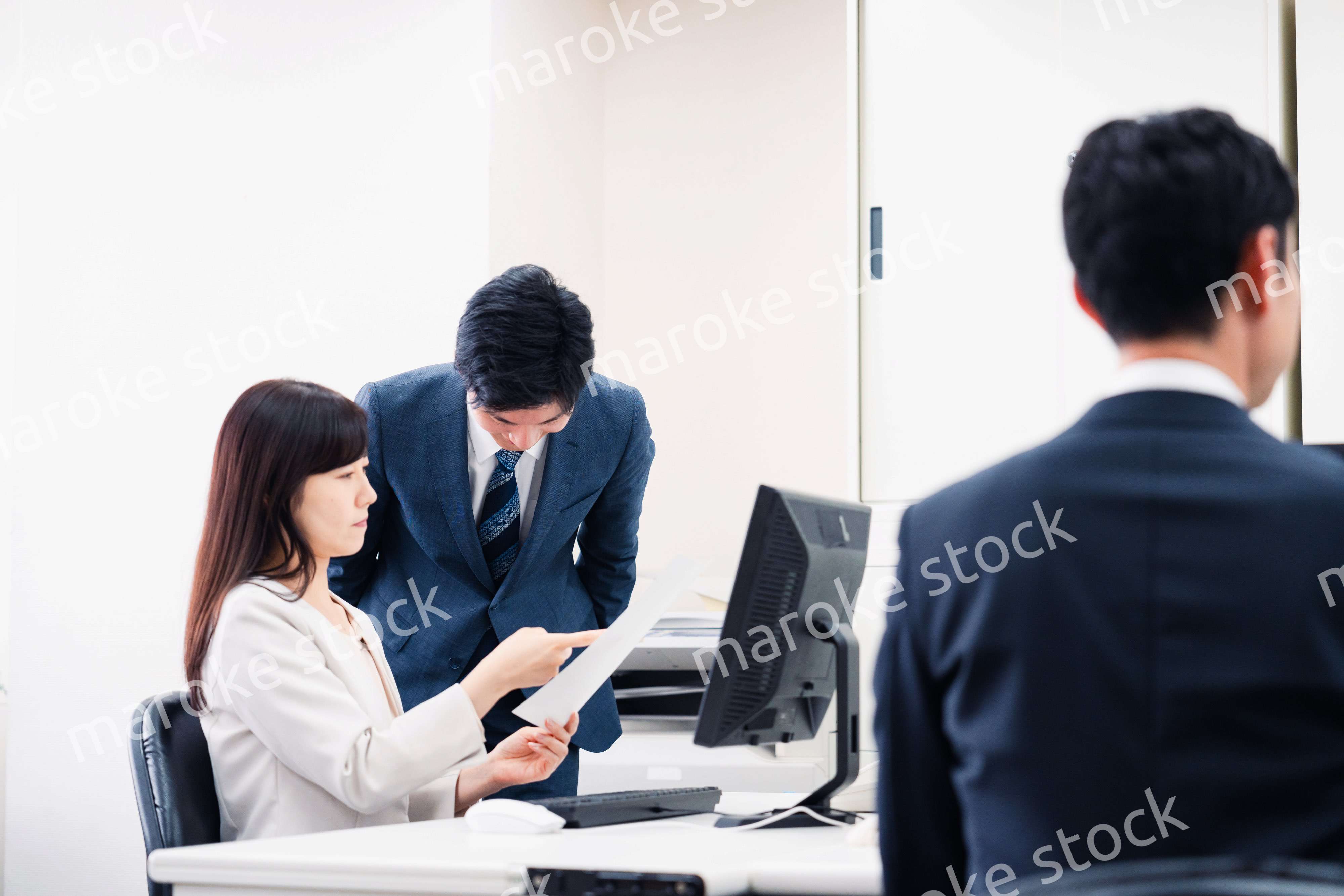 女性の上司に怒られる部下の男性