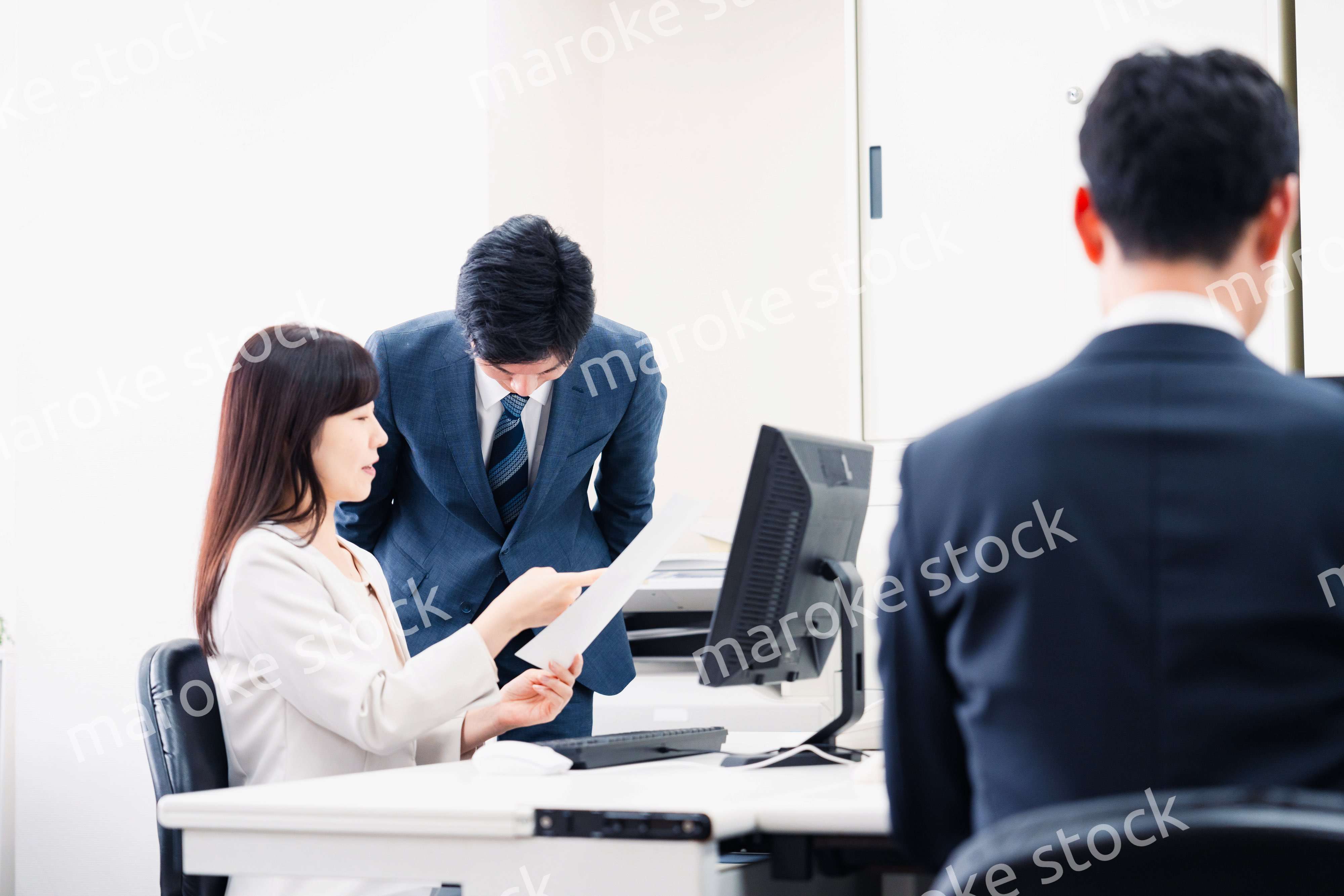 女性の上司に怒られる部下の男性