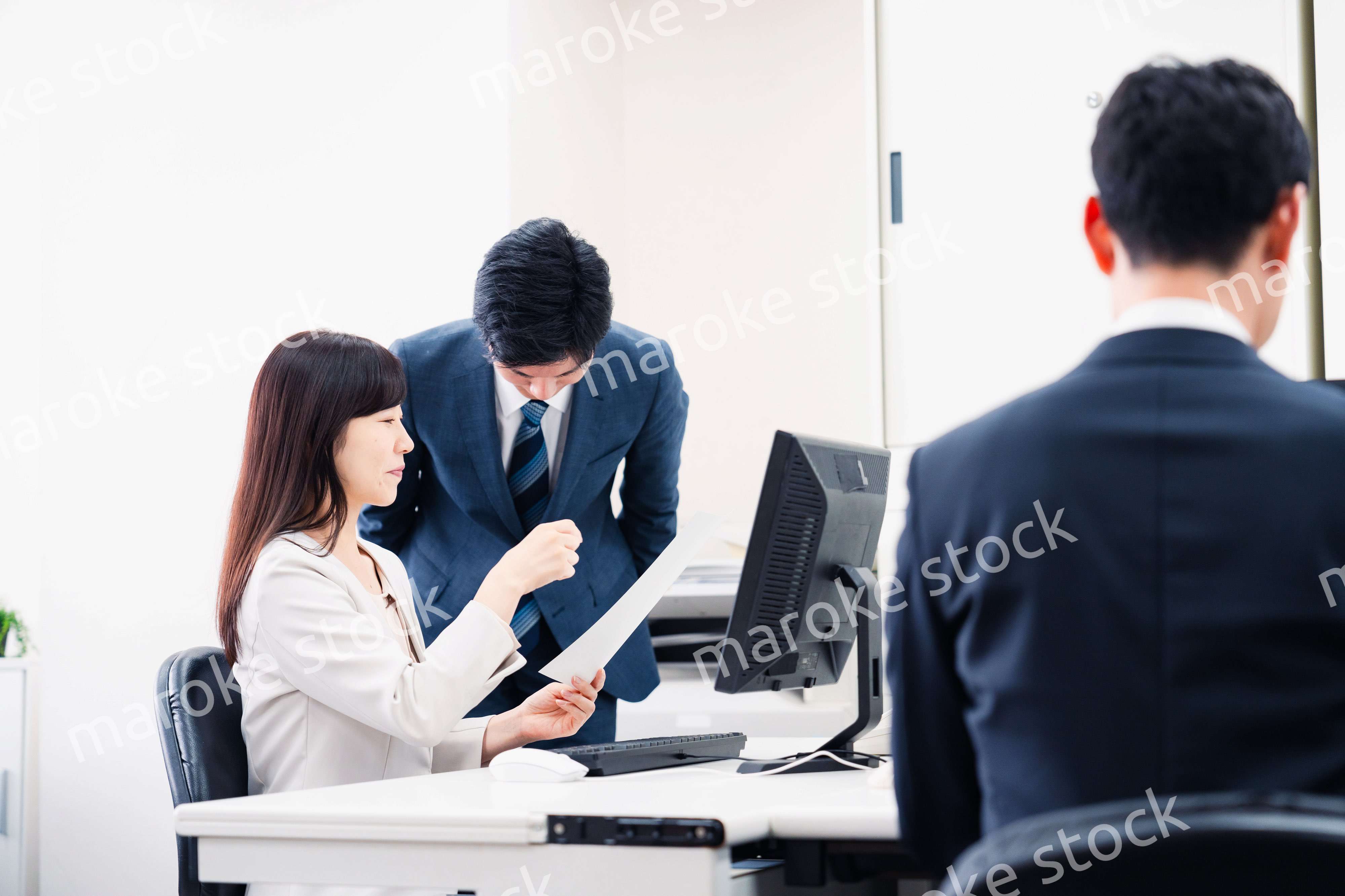 女性の上司に怒られる部下の男性