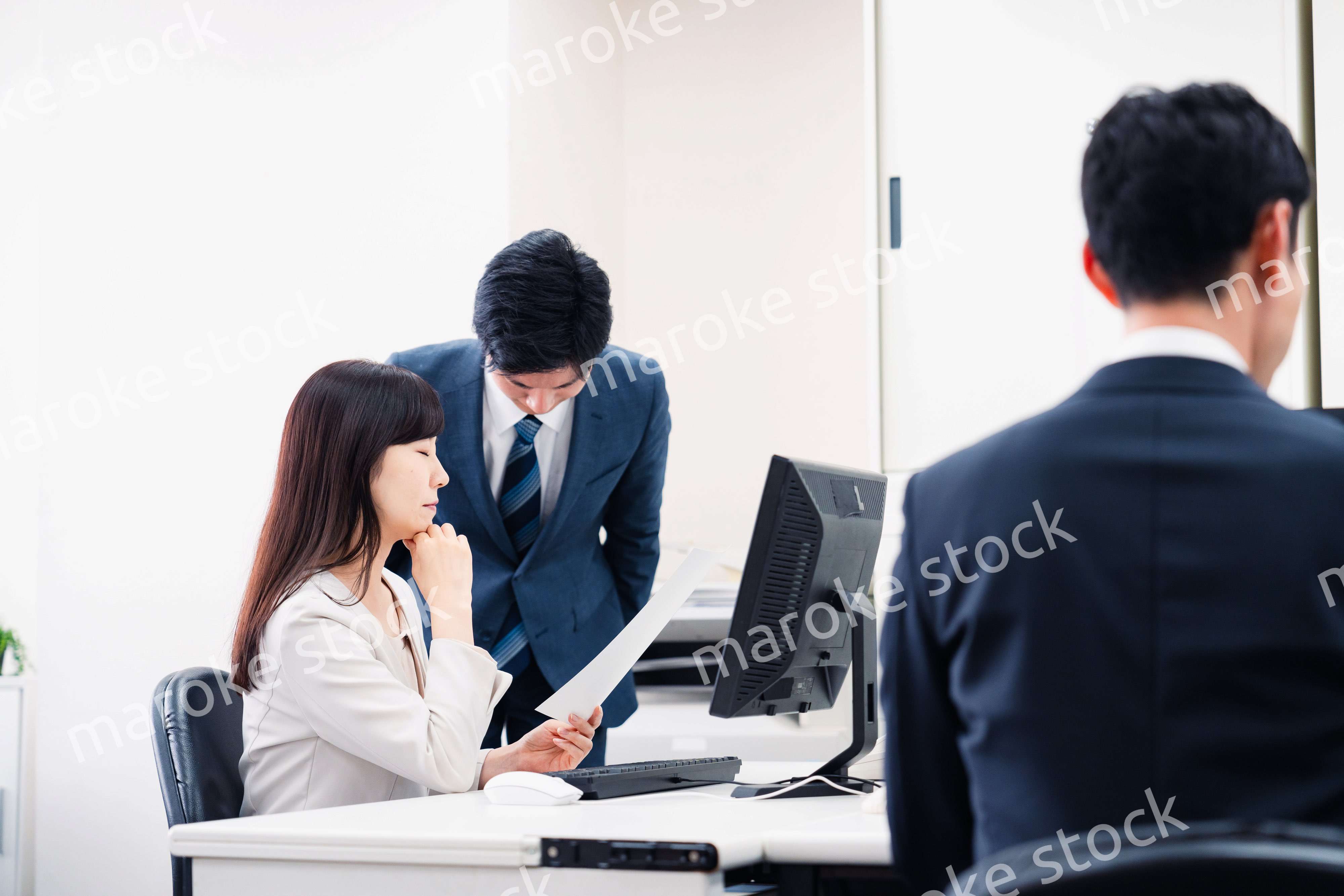 女性の上司に怒られる部下の男性