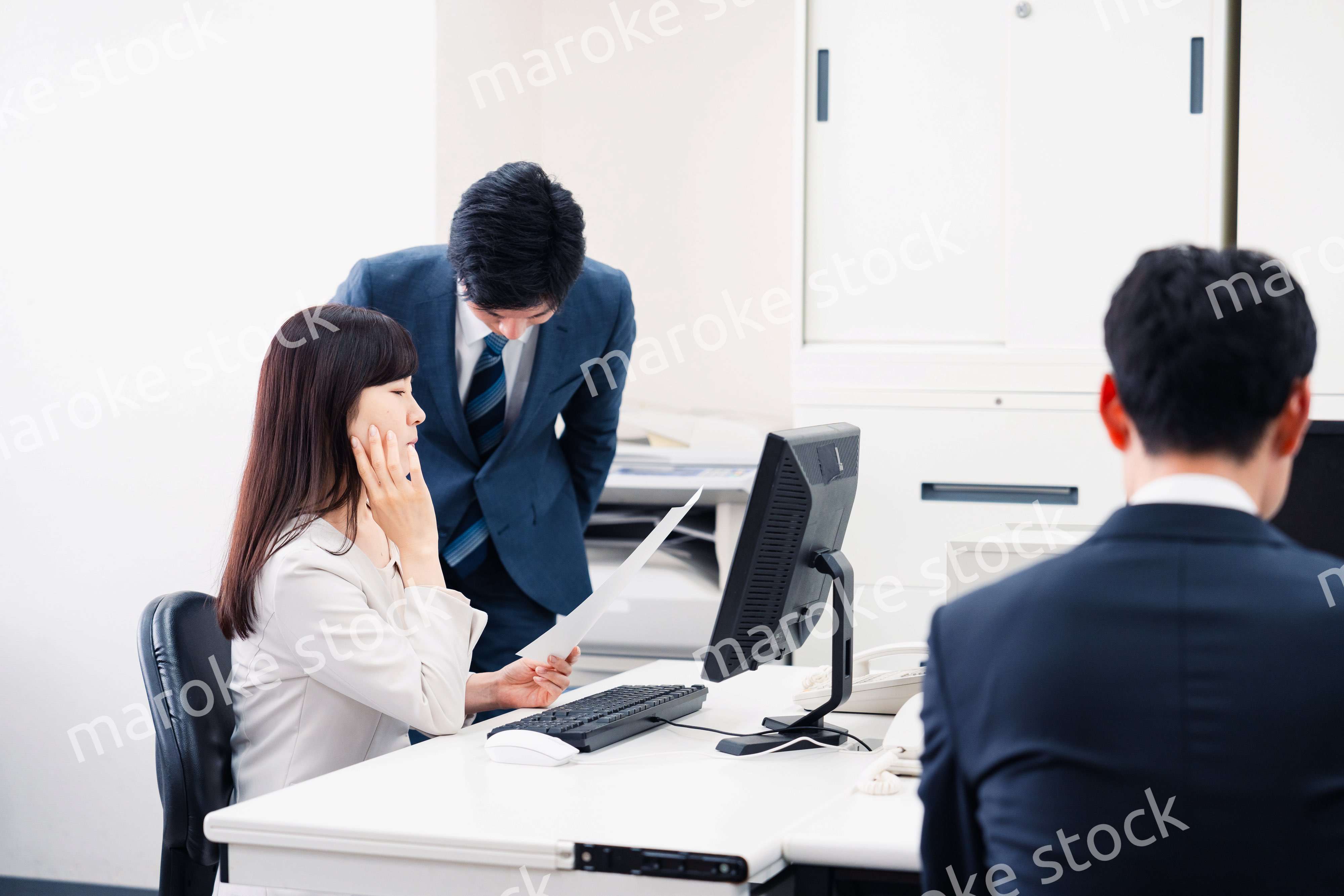 女性の上司に怒られる部下の男性