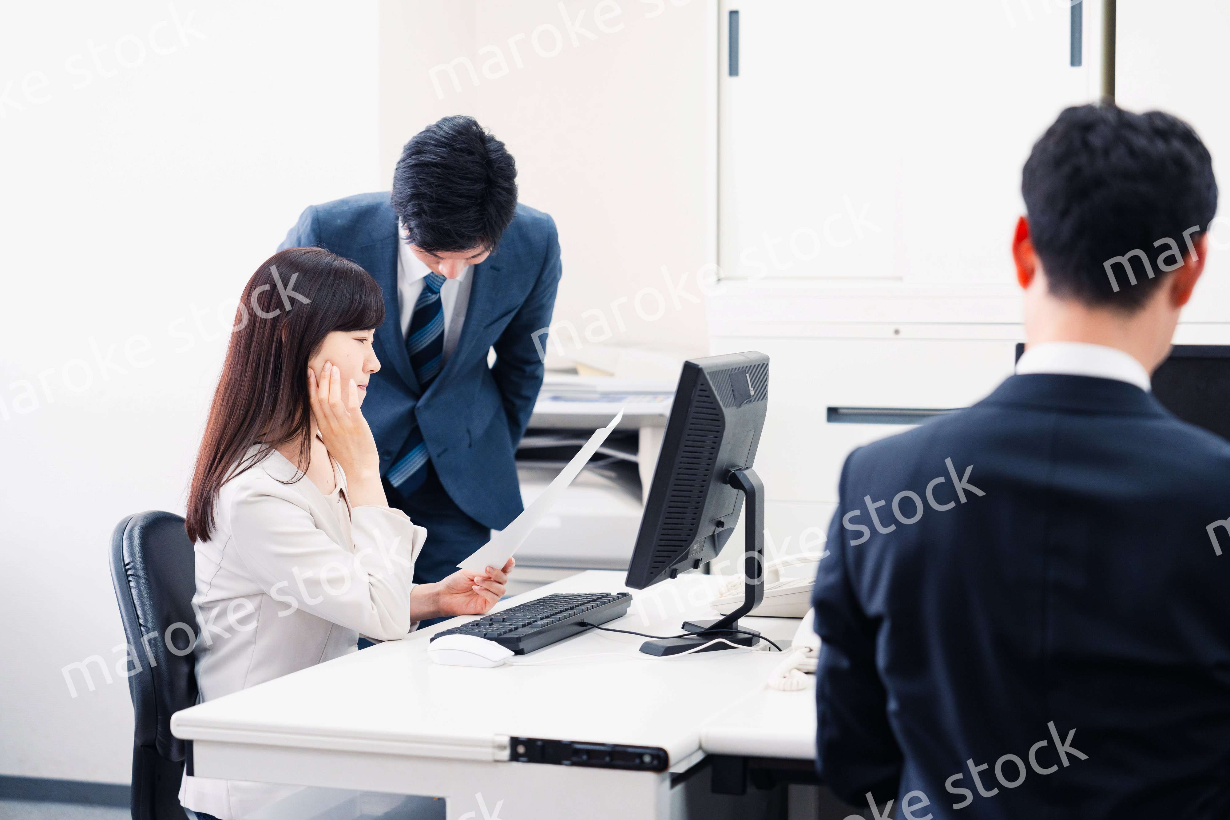 女性の上司に怒られる部下の男性