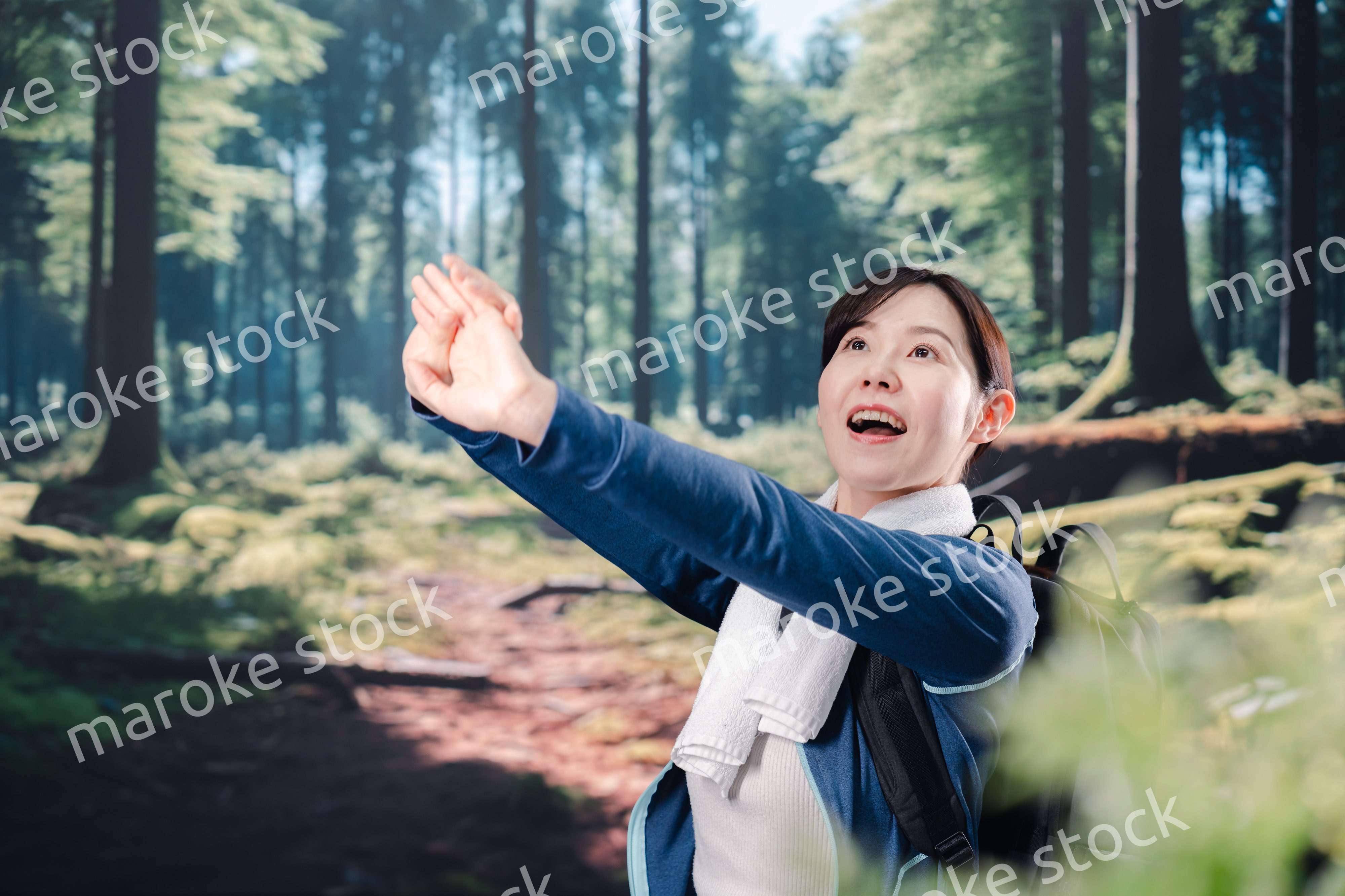 晴天の中で登山をする女性