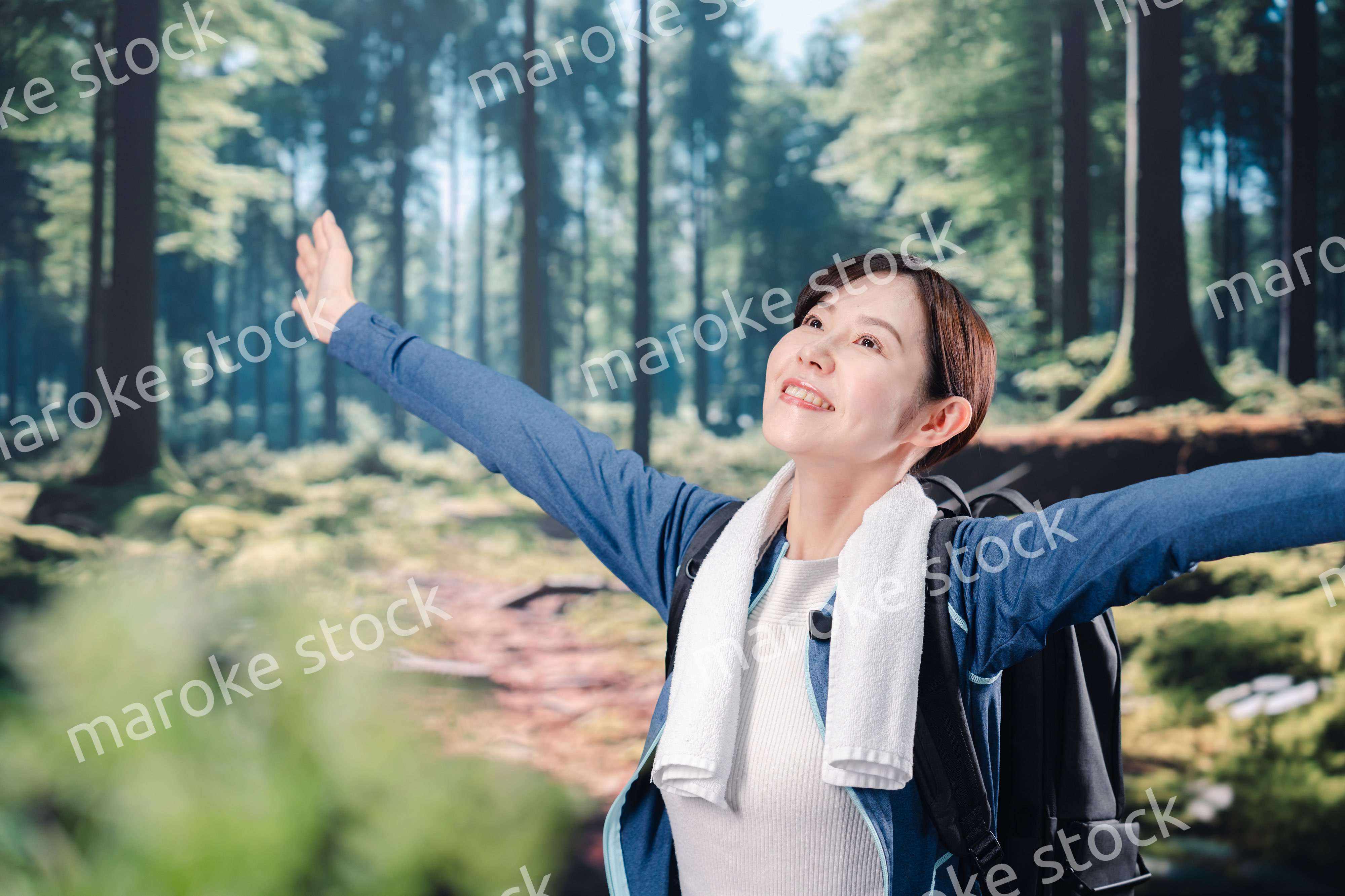 晴天の中で登山をする女性