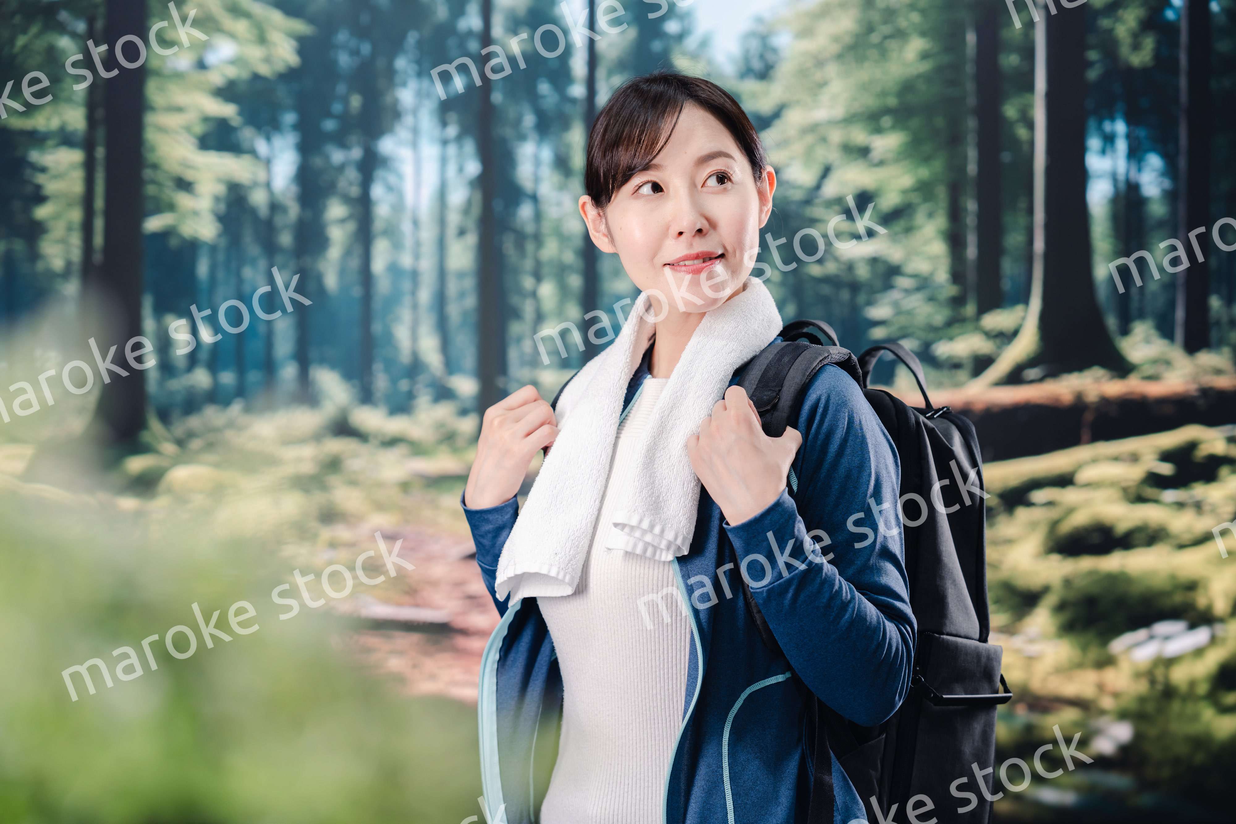 晴天の中で登山をする女性