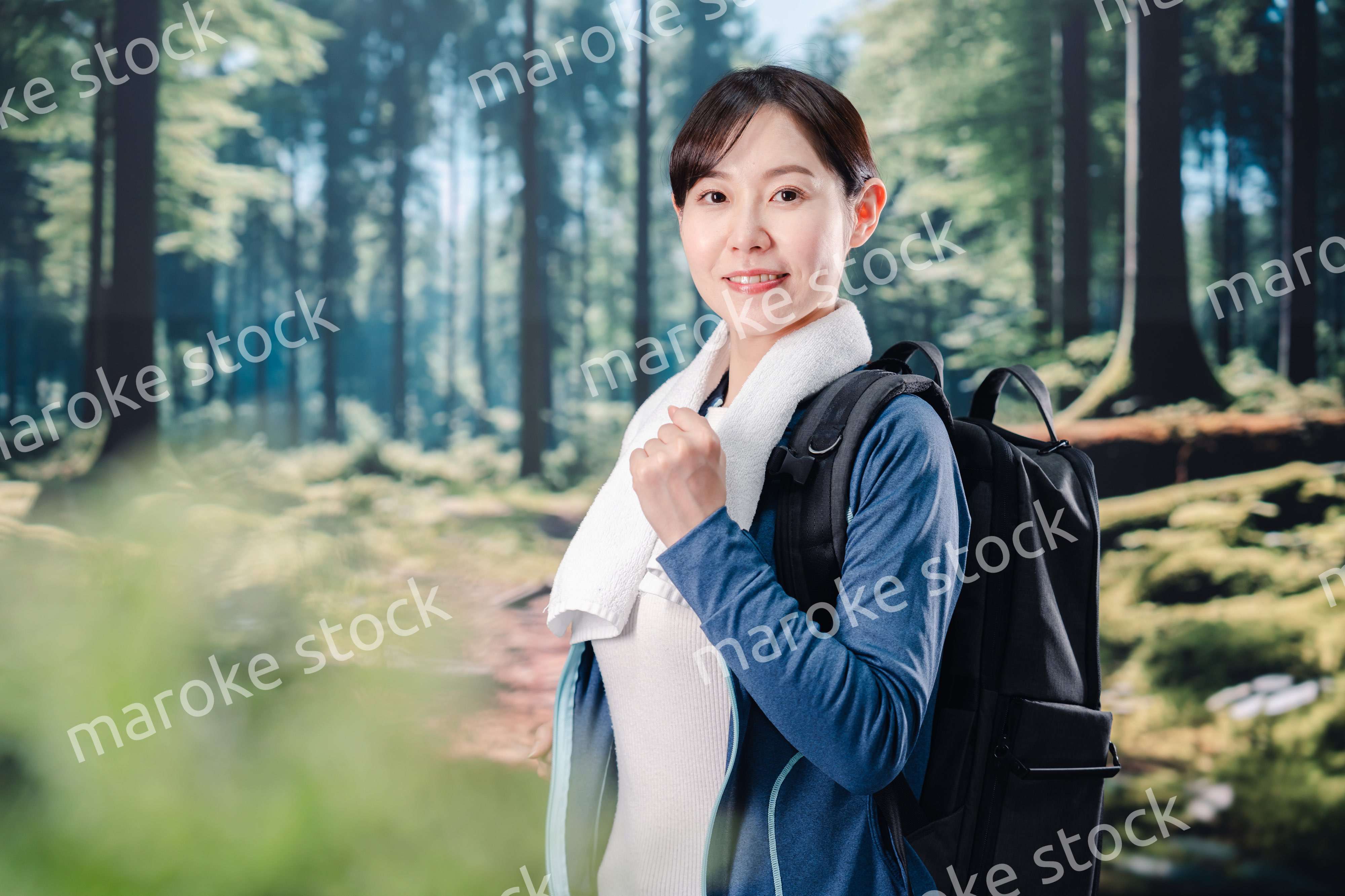 晴天の中で登山をする女性