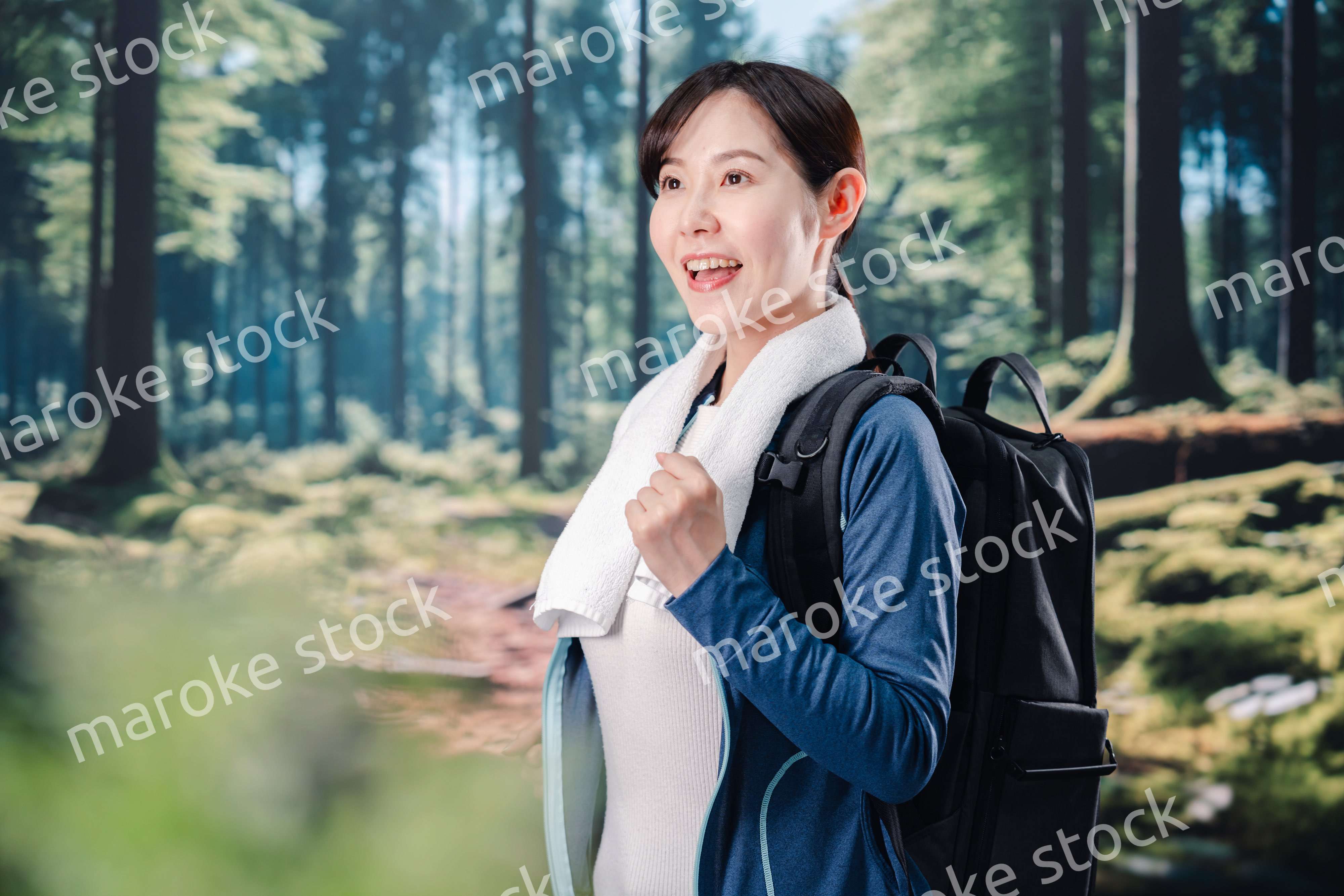 晴天の中で登山をする女性