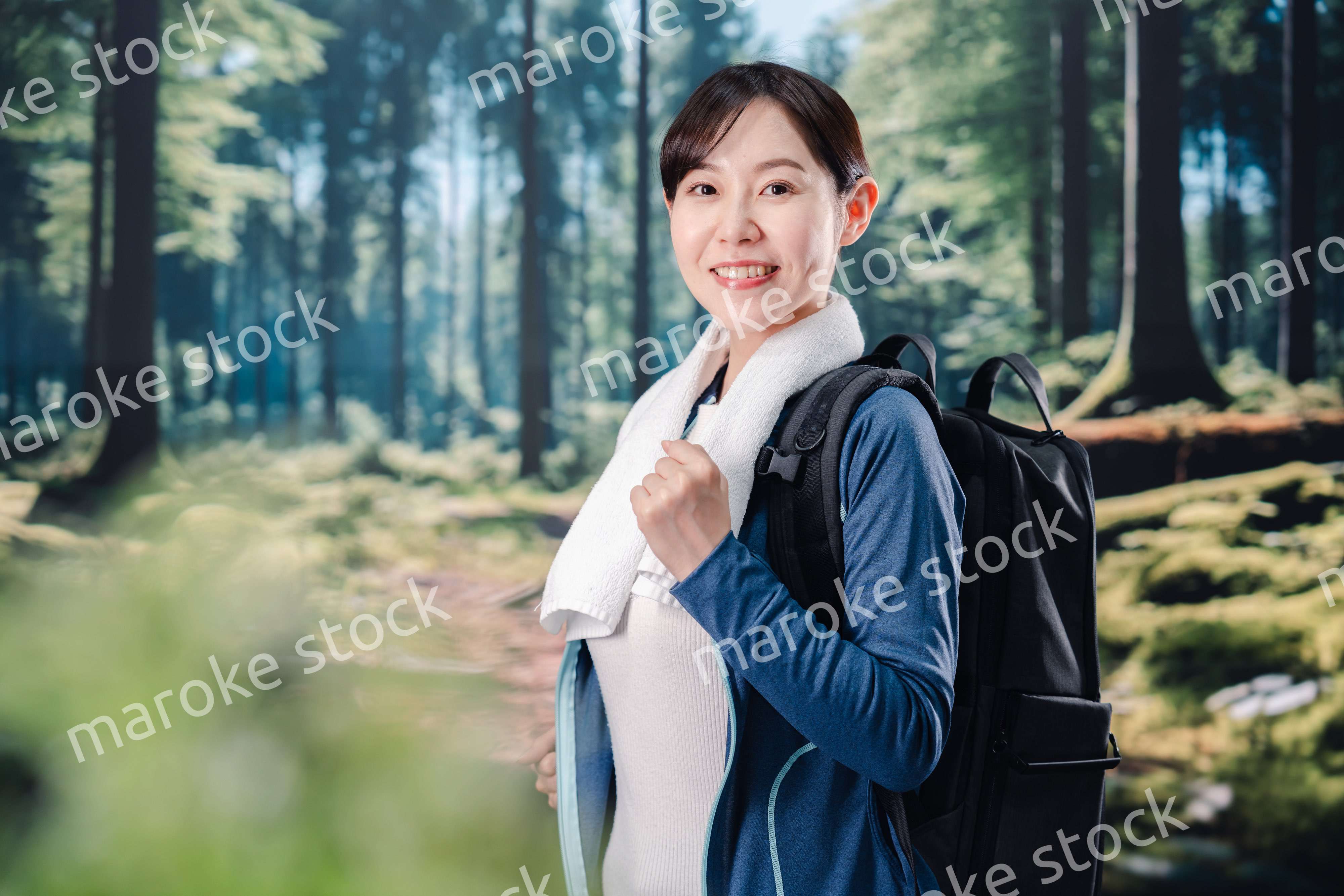 晴天の中で登山をする女性