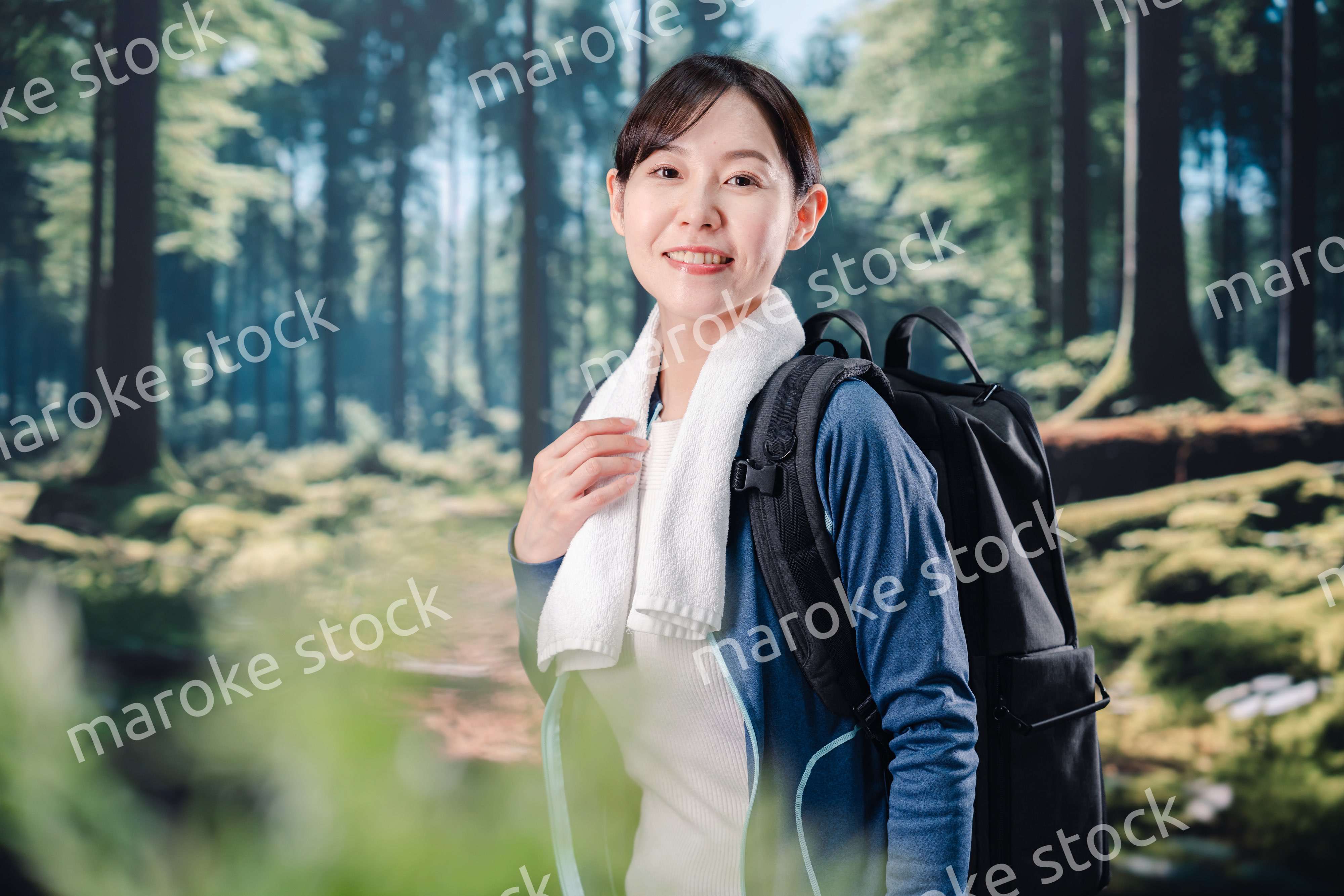 晴天の中で登山をする女性