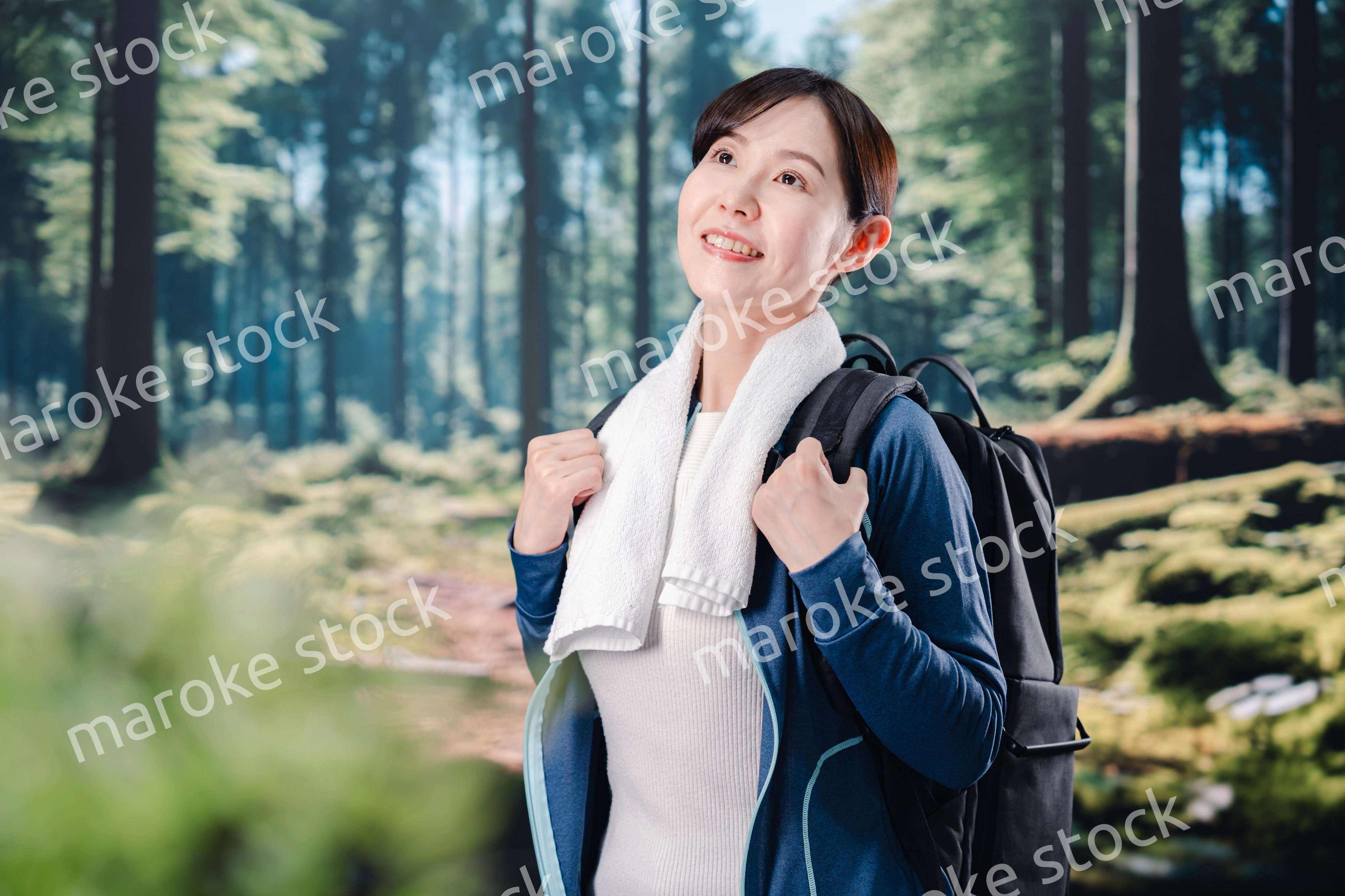 晴天の中で登山をする女性