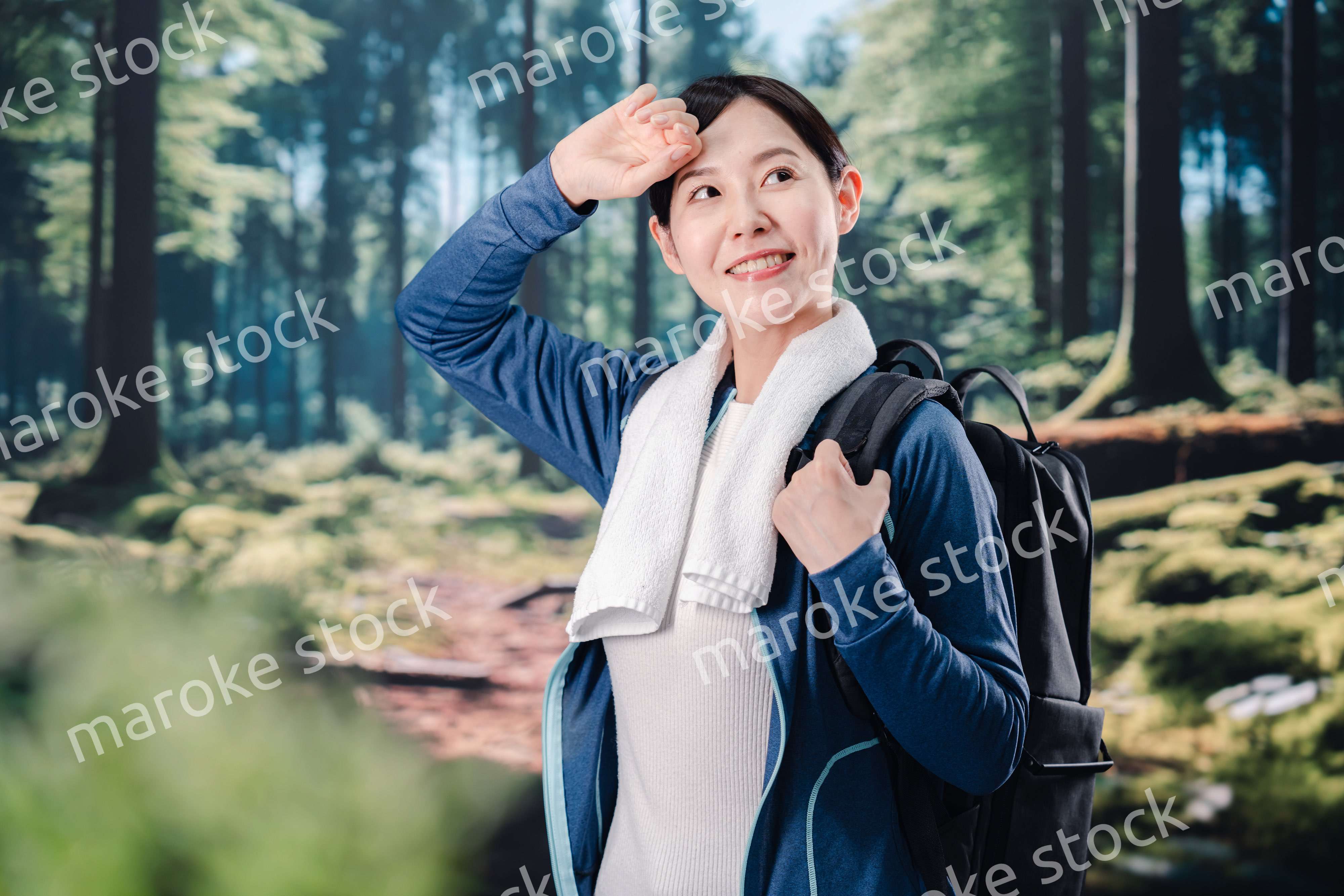 晴天の中で登山をする女性