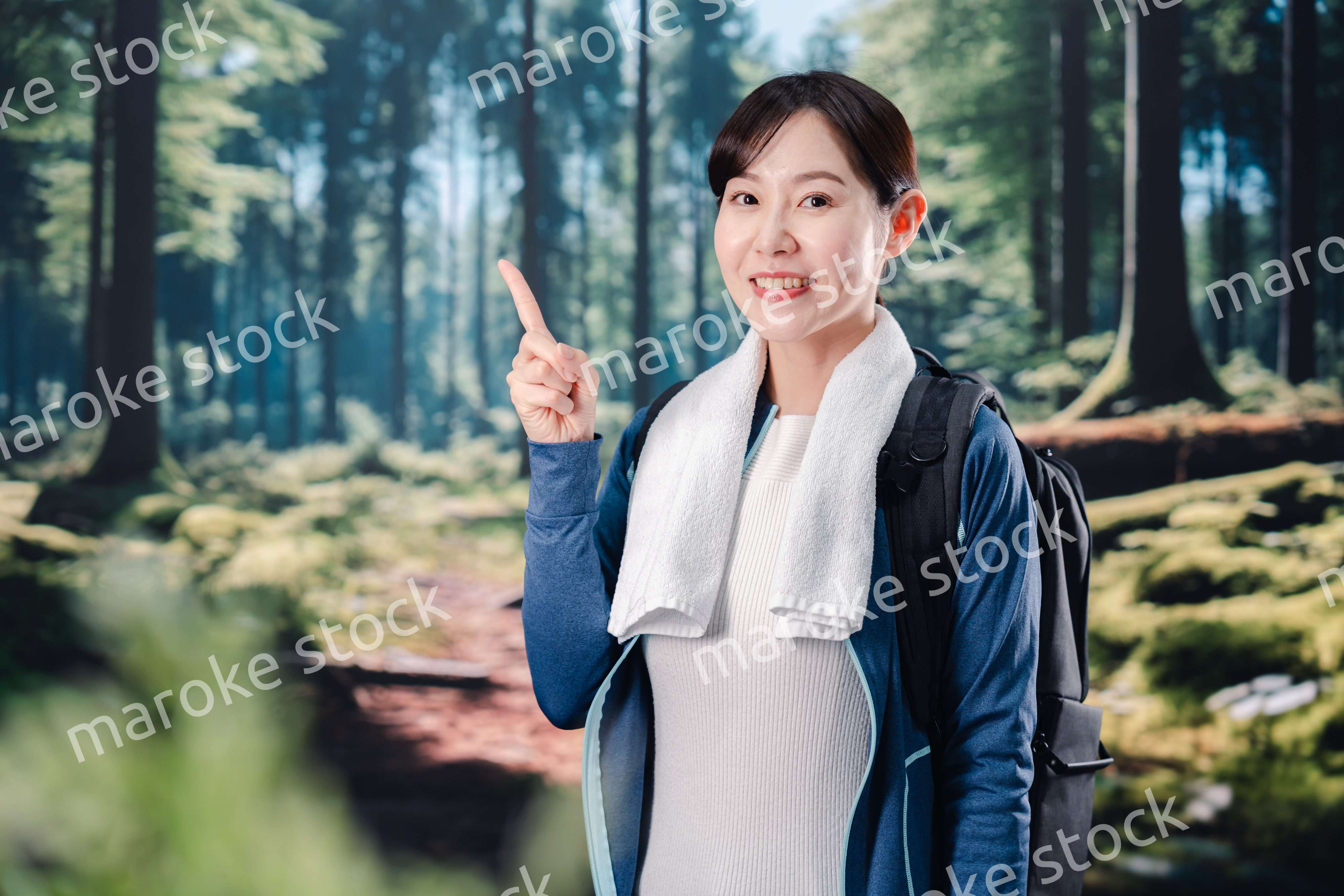 晴天の中で登山をする女性