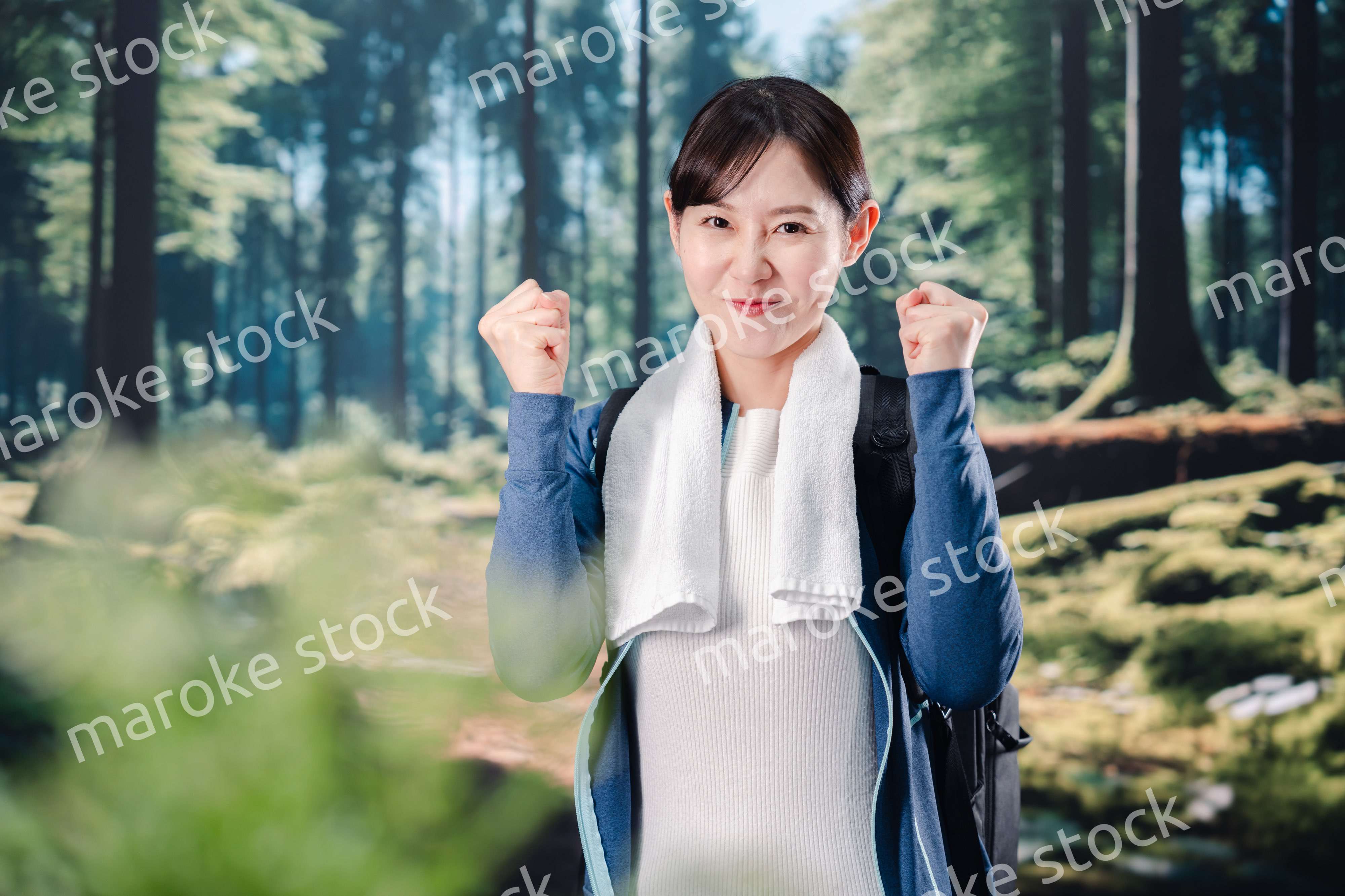 晴天の中で登山をする女性