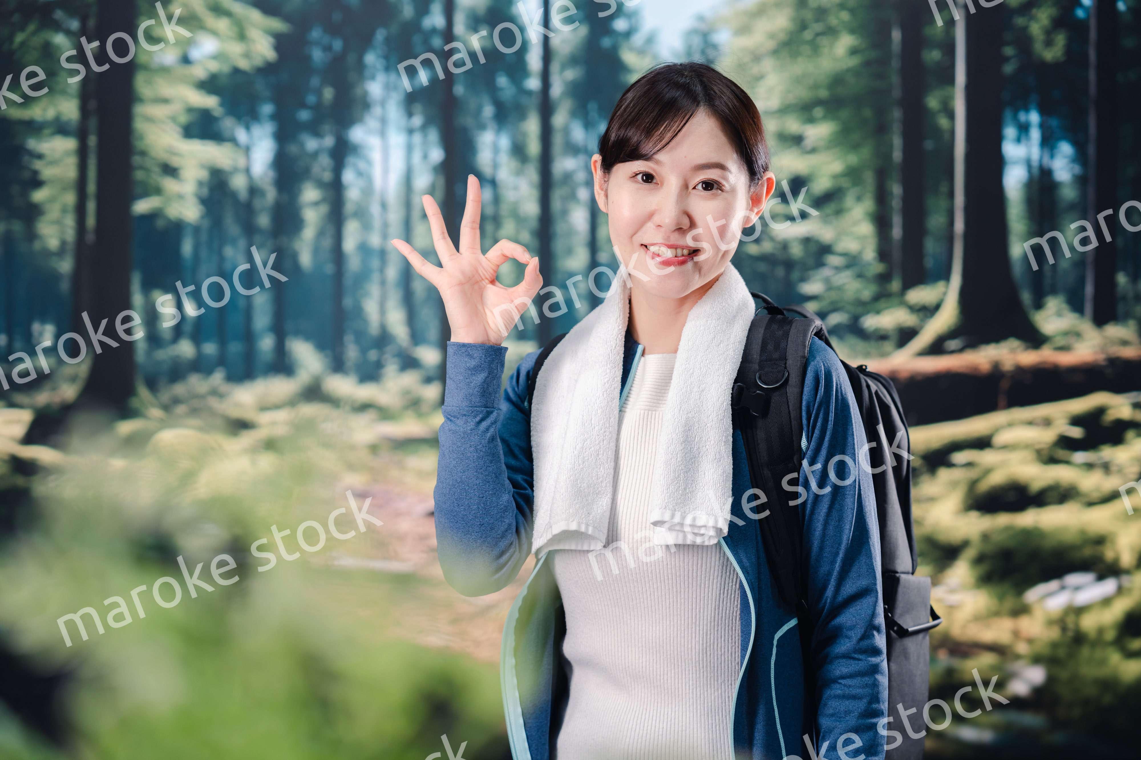 晴天の中で登山をする女性