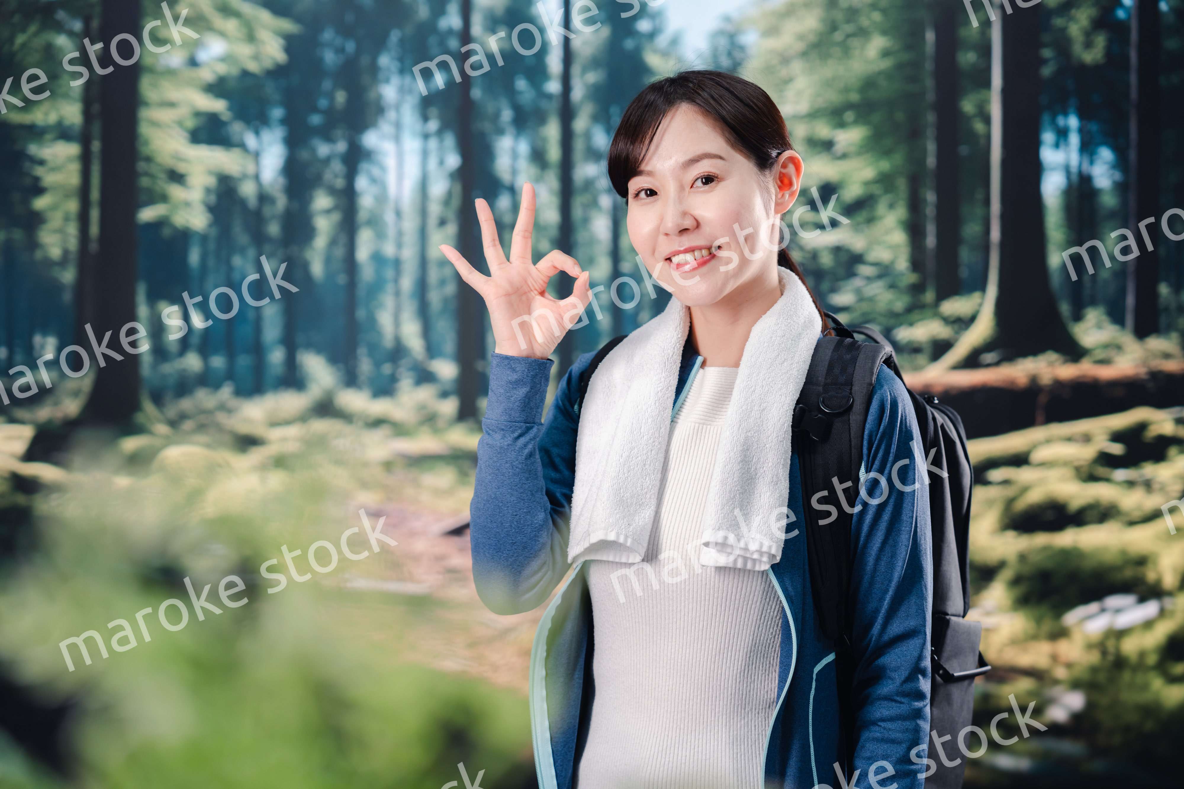 晴天の中で登山をする女性